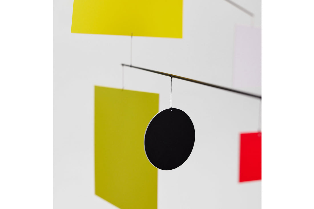 Flensted Hanging Art（フレンステッド・ハンギングアート）は、1954年にデンマークで誕生した北欧モビールの老舗ブランドです。創業者クリスチャン・フレンステッドと妻グレーテが自宅で最初のモビールを作ったことから始まり、現在も家族経営のもと、すべて手作業で丁寧に製作されています。風や空気の流れで繊細に揺れるモビールは、リビングや寝室、子供部屋、玄関、オフィスなど、さまざまな空間に静けさと調和をもたらします。北欧インテリアやモダンアートと調和するシンプルで洗練されたデザインは、出産祝いや引越し祝い、誕生日などのギフトにも最適。2024年にはブランド名を「Flensted mobiles」から「Flensted Hanging Art」へ刷新し、アート性とハンドメイドの温もりをそのままに、より現代的な世界観を発信しています。癒しの空間演出を求める方におすすめのインテリアアートです。