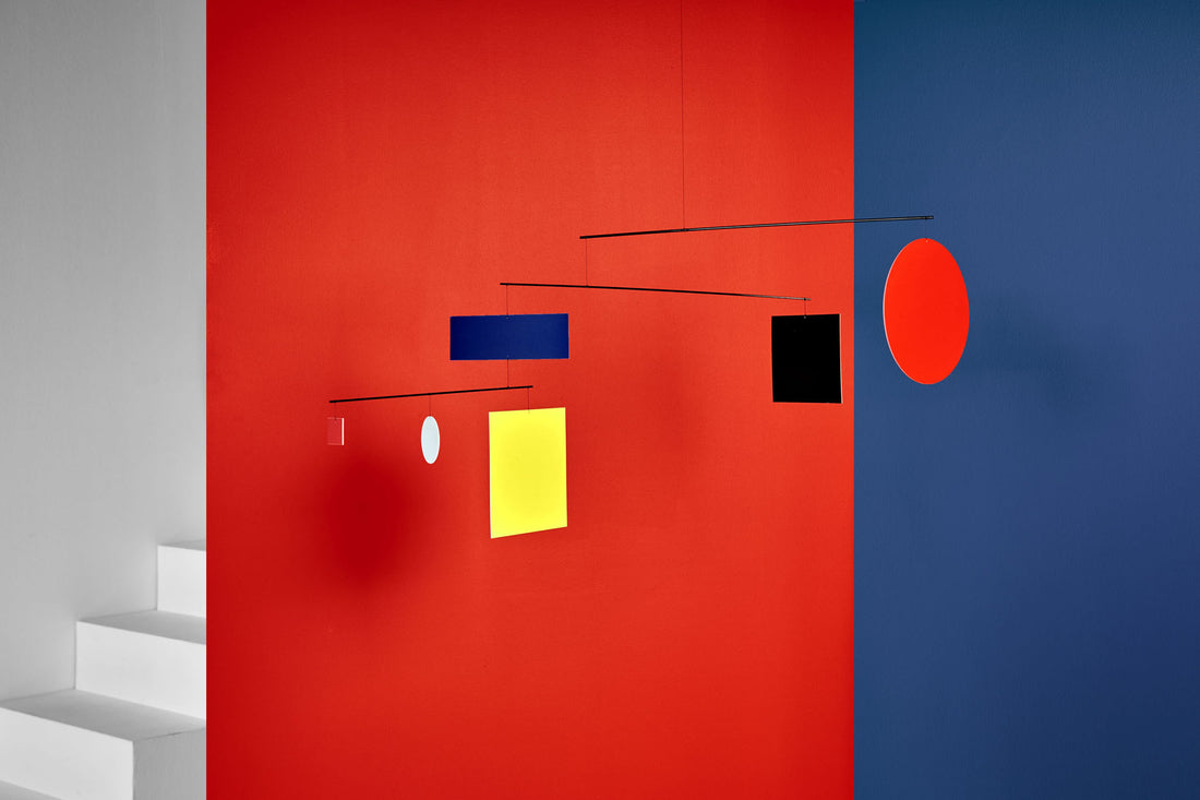 Flensted Hanging Art（フレンステッド・ハンギングアート）は、1954年にデンマークで誕生した北欧モビールの老舗ブランドです。創業者クリスチャン・フレンステッドと妻グレーテが自宅で最初のモビールを作ったことから始まり、現在も家族経営のもと、すべて手作業で丁寧に製作されています。風や空気の流れで繊細に揺れるモビールは、リビングや寝室、子供部屋、玄関、オフィスなど、さまざまな空間に静けさと調和をもたらします。北欧インテリアやモダンアートと調和するシンプルで洗練されたデザインは、出産祝いや引越し祝い、誕生日などのギフトにも最適。2024年にはブランド名を「Flensted mobiles」から「Flensted Hanging Art」へ刷新し、アート性とハンドメイドの温もりをそのままに、より現代的な世界観を発信しています。癒しの空間演出を求める方におすすめのインテリアアートです。