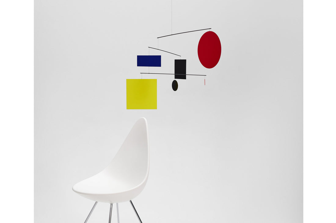 Flensted Hanging Art（フレンステッド・ハンギングアート）は、1954年にデンマークで誕生した北欧モビールの老舗ブランドです。創業者クリスチャン・フレンステッドと妻グレーテが自宅で最初のモビールを作ったことから始まり、現在も家族経営のもと、すべて手作業で丁寧に製作されています。風や空気の流れで繊細に揺れるモビールは、リビングや寝室、子供部屋、玄関、オフィスなど、さまざまな空間に静けさと調和をもたらします。北欧インテリアやモダンアートと調和するシンプルで洗練されたデザインは、出産祝いや引越し祝い、誕生日などのギフトにも最適。2024年にはブランド名を「Flensted mobiles」から「Flensted Hanging Art」へ刷新し、アート性とハンドメイドの温もりをそのままに、より現代的な世界観を発信しています。癒しの空間演出を求める方におすすめのインテリアアートです。