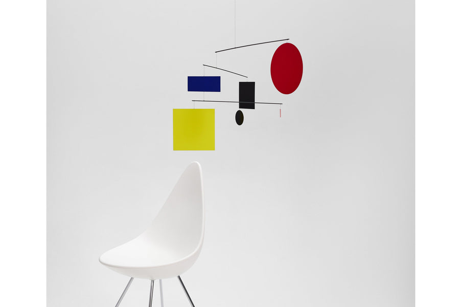 Flensted Hanging Art（フレンステッド・ハンギングアート）は、1954年にデンマークで誕生した北欧モビールの老舗ブランドです。創業者クリスチャン・フレンステッドと妻グレーテが自宅で最初のモビールを作ったことから始まり、現在も家族経営のもと、すべて手作業で丁寧に製作されています。風や空気の流れで繊細に揺れるモビールは、リビングや寝室、子供部屋、玄関、オフィスなど、さまざまな空間に静けさと調和をもたらします。北欧インテリアやモダンアートと調和するシンプルで洗練されたデザインは、出産祝いや引越し祝い、誕生日などのギフトにも最適。2024年にはブランド名を「Flensted mobiles」から「Flensted Hanging Art」へ刷新し、アート性とハンドメイドの温もりをそのままに、より現代的な世界観を発信しています。癒しの空間演出を求める方におすすめのインテリアアートです。