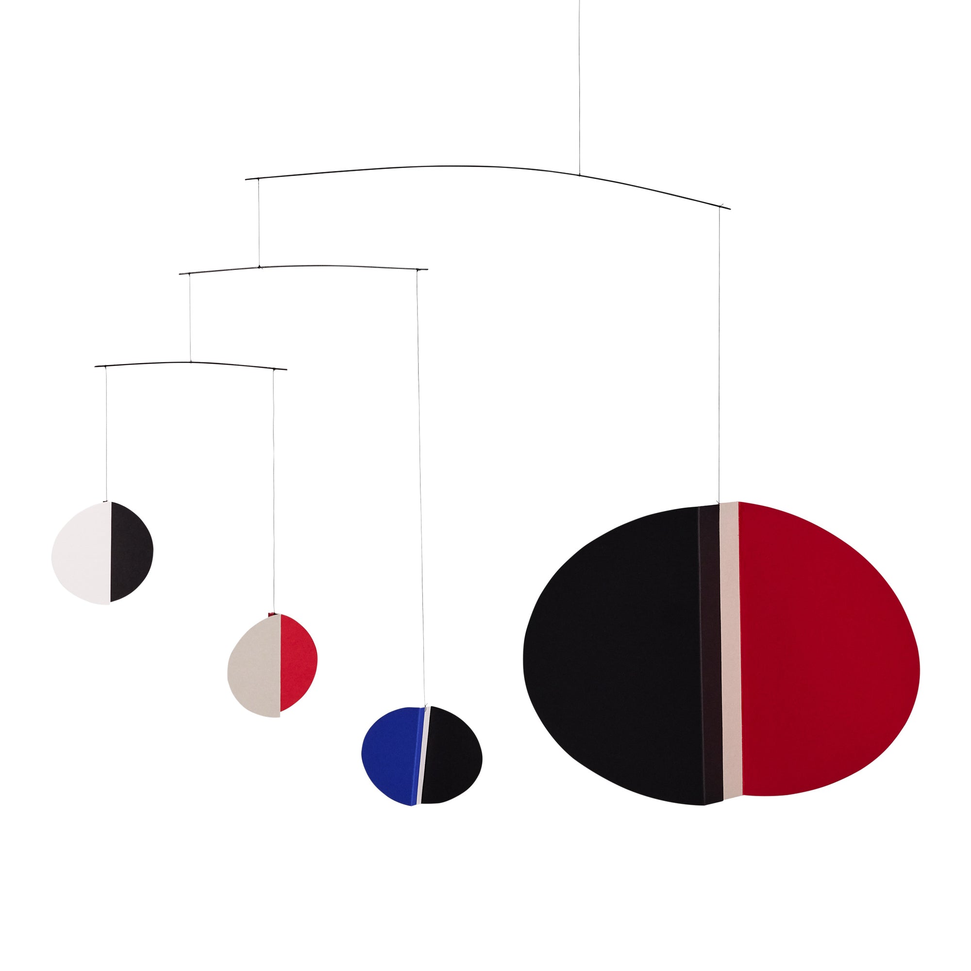 Flensted Mobiles（フレンステッド・モビール）は、1953年創業のデンマーク発・モビール専門ブランド。北欧デザインの文脈に立脚し、造形・質量配分・回転慣性を最適化して、わずかな気流でも自律的に表情を変える構成美を追求します。各パーツは重心とトルクの釣り合いを精密に設計し、静止と運動のあいだを往還する“動く彫刻”として空間に時間軸を付与。代表作「Lucky Storks」から幾何学、鳥類、気球まで多彩で、紙・ステンレス・木材の軽量構造は施工負荷が小さく、住宅・商業・ホスピタリティ・キッズ空間に適合します。現在もデンマーク国内で手作業組立・品質管理を徹底し、視覚ノイズを抑えた運動リズムが集中・鎮静・遊び心をもたらします。北欧インテリアの天井飾りや吊り下げモビールとして、リビング・子供部屋・出産祝いギフトに最適なデンマーク製の正規品です。