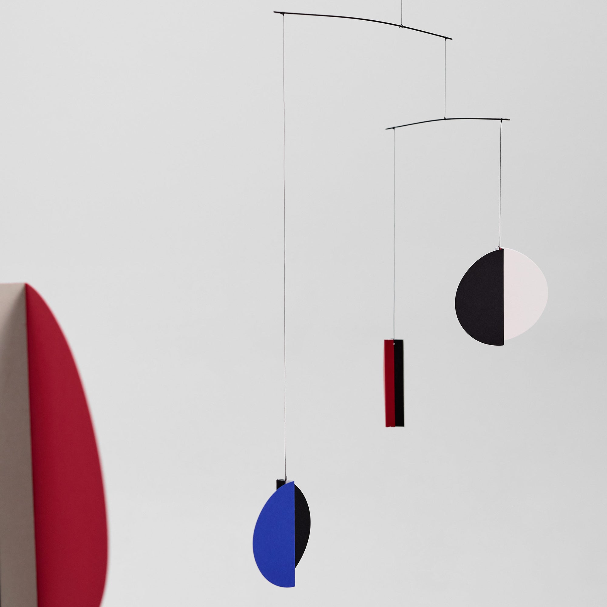 Flensted Mobiles（フレンステッド・モビール）は、1953年創業のデンマーク発・モビール専門ブランド。北欧デザインの文脈に立脚し、造形・質量配分・回転慣性を最適化して、わずかな気流でも自律的に表情を変える構成美を追求します。各パーツは重心とトルクの釣り合いを精密に設計し、静止と運動のあいだを往還する“動く彫刻”として空間に時間軸を付与。代表作「Lucky Storks」から幾何学、鳥類、気球まで多彩で、紙・ステンレス・木材の軽量構造は施工負荷が小さく、住宅・商業・ホスピタリティ・キッズ空間に適合します。現在もデンマーク国内で手作業組立・品質管理を徹底し、視覚ノイズを抑えた運動リズムが集中・鎮静・遊び心をもたらします。北欧インテリアの天井飾りや吊り下げモビールとして、リビング・子供部屋・出産祝いギフトに最適なデンマーク製の正規品です。