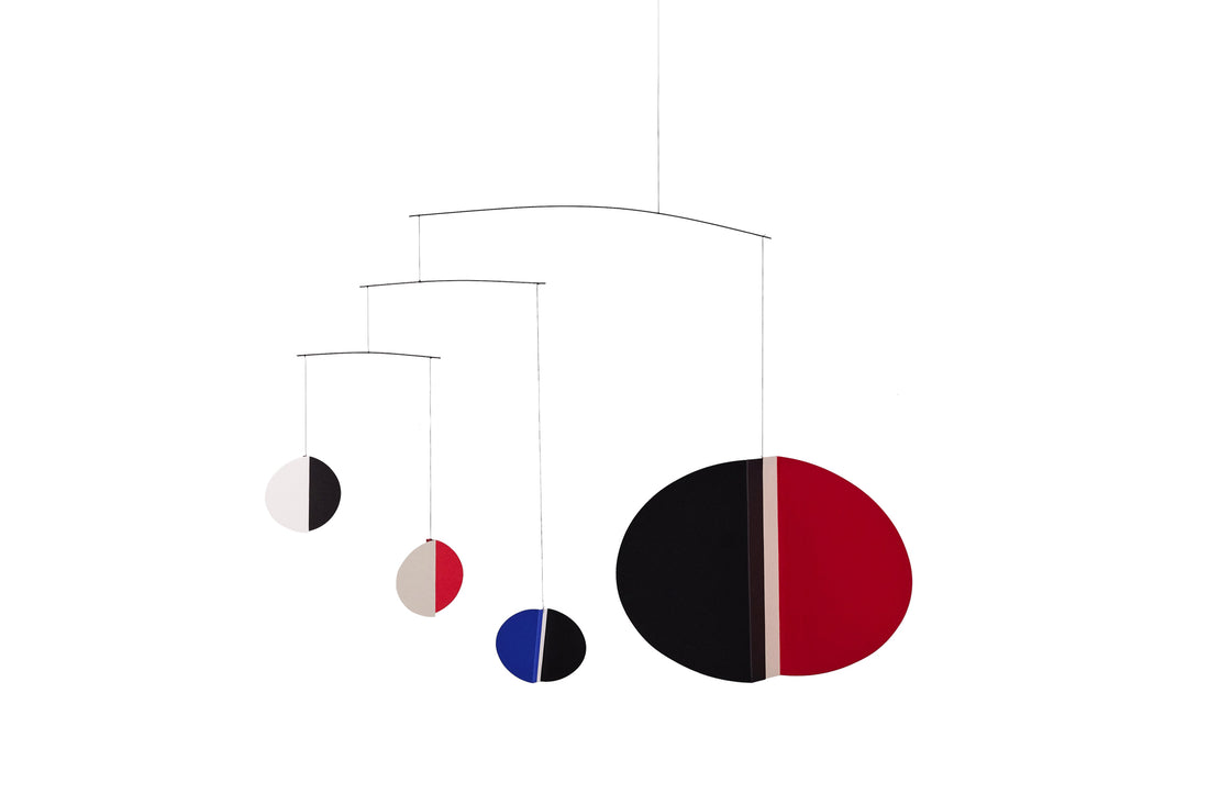 Flensted Hanging Art（フレンステッド・ハンギングアート）は、1954年にデンマークで誕生した北欧モビールの老舗ブランドです。創業者クリスチャン・フレンステッドと妻グレーテが自宅で最初のモビールを作ったことから始まり、現在も家族経営のもと、すべて手作業で丁寧に製作されています。風や空気の流れで繊細に揺れるモビールは、リビングや寝室、子供部屋、玄関、オフィスなど、さまざまな空間に静けさと調和をもたらします。北欧インテリアやモダンアートと調和するシンプルで洗練されたデザインは、出産祝いや引越し祝い、誕生日などのギフトにも最適。2024年にはブランド名を「Flensted mobiles」から「Flensted Hanging Art」へ刷新し、アート性とハンドメイドの温もりをそのままに、より現代的な世界観を発信しています。癒しの空間演出を求める方におすすめのインテリアアートです。