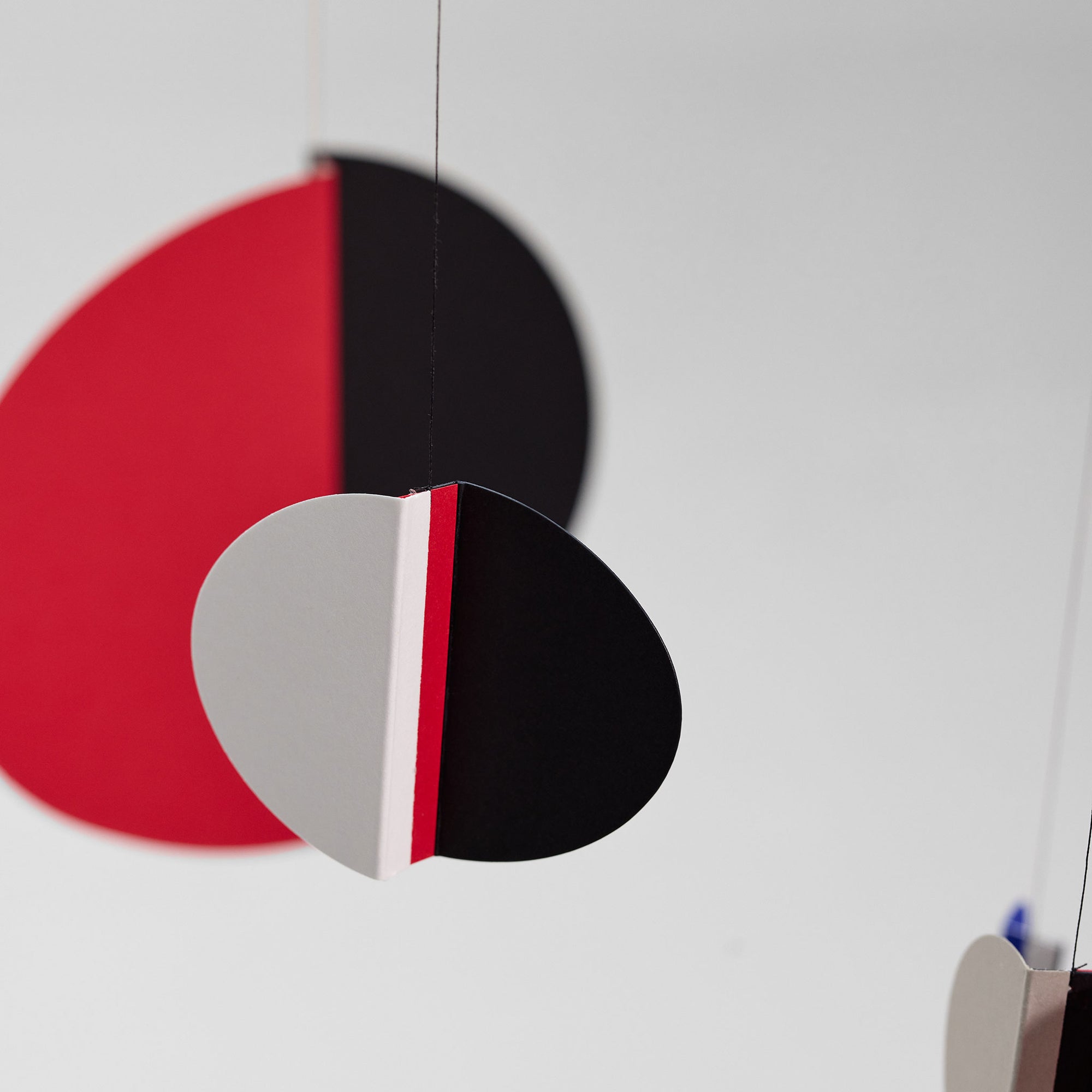 Flensted Mobiles（フレンステッド・モビール）は、1953年創業のデンマーク発・モビール専門ブランド。北欧デザインの文脈に立脚し、造形・質量配分・回転慣性を最適化して、わずかな気流でも自律的に表情を変える構成美を追求します。各パーツは重心とトルクの釣り合いを精密に設計し、静止と運動のあいだを往還する“動く彫刻”として空間に時間軸を付与。代表作「Lucky Storks」から幾何学、鳥類、気球まで多彩で、紙・ステンレス・木材の軽量構造は施工負荷が小さく、住宅・商業・ホスピタリティ・キッズ空間に適合します。現在もデンマーク国内で手作業組立・品質管理を徹底し、視覚ノイズを抑えた運動リズムが集中・鎮静・遊び心をもたらします。北欧インテリアの天井飾りや吊り下げモビールとして、リビング・子供部屋・出産祝いギフトに最適なデンマーク製の正規品です。