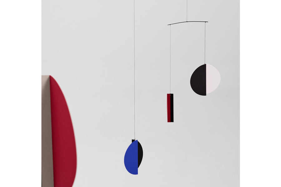Flensted Hanging Art（フレンステッド・ハンギングアート）は、1954年にデンマークで誕生した北欧モビールの老舗ブランドです。創業者クリスチャン・フレンステッドと妻グレーテが自宅で最初のモビールを作ったことから始まり、現在も家族経営のもと、すべて手作業で丁寧に製作されています。風や空気の流れで繊細に揺れるモビールは、リビングや寝室、子供部屋、玄関、オフィスなど、さまざまな空間に静けさと調和をもたらします。北欧インテリアやモダンアートと調和するシンプルで洗練されたデザインは、出産祝いや引越し祝い、誕生日などのギフトにも最適。2024年にはブランド名を「Flensted mobiles」から「Flensted Hanging Art」へ刷新し、アート性とハンドメイドの温もりをそのままに、より現代的な世界観を発信しています。癒しの空間演出を求める方におすすめのインテリアアートです。