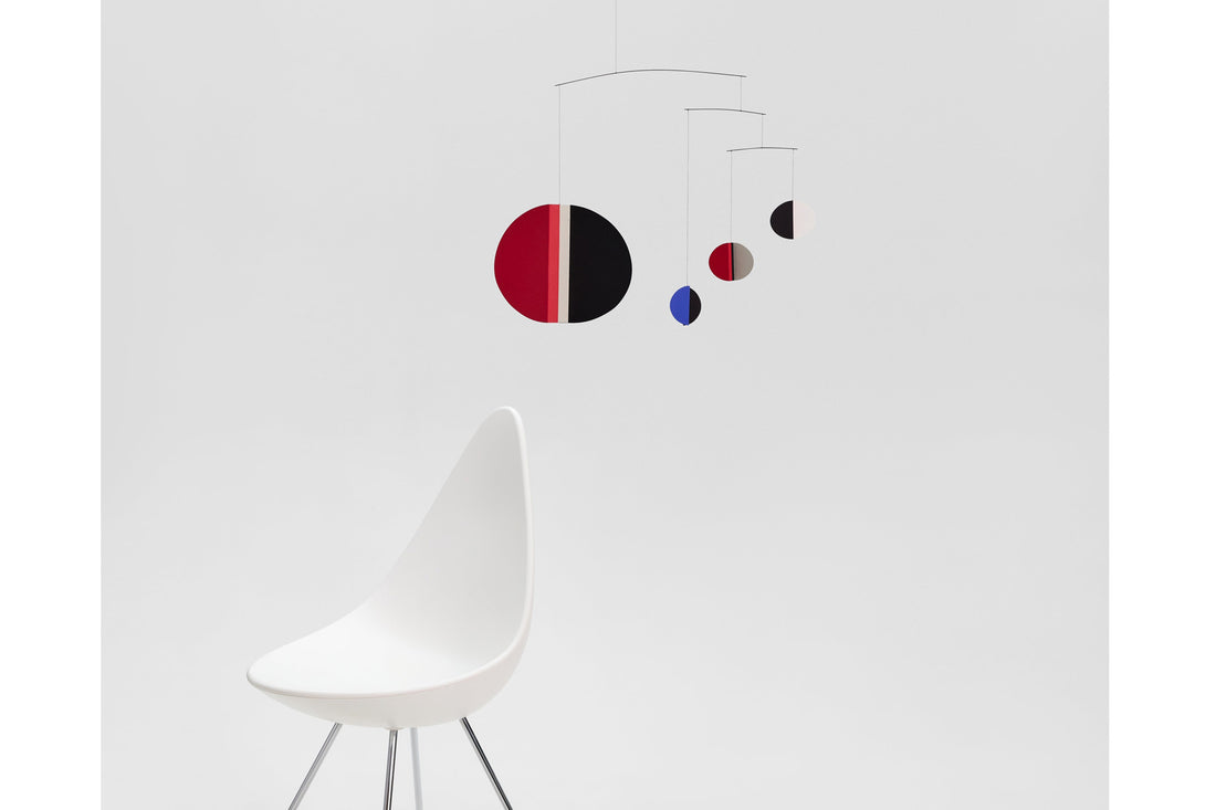 Flensted Hanging Art（フレンステッド・ハンギングアート）は、1954年にデンマークで誕生した北欧モビールの老舗ブランドです。創業者クリスチャン・フレンステッドと妻グレーテが自宅で最初のモビールを作ったことから始まり、現在も家族経営のもと、すべて手作業で丁寧に製作されています。風や空気の流れで繊細に揺れるモビールは、リビングや寝室、子供部屋、玄関、オフィスなど、さまざまな空間に静けさと調和をもたらします。北欧インテリアやモダンアートと調和するシンプルで洗練されたデザインは、出産祝いや引越し祝い、誕生日などのギフトにも最適。2024年にはブランド名を「Flensted mobiles」から「Flensted Hanging Art」へ刷新し、アート性とハンドメイドの温もりをそのままに、より現代的な世界観を発信しています。癒しの空間演出を求める方におすすめのインテリアアートです。