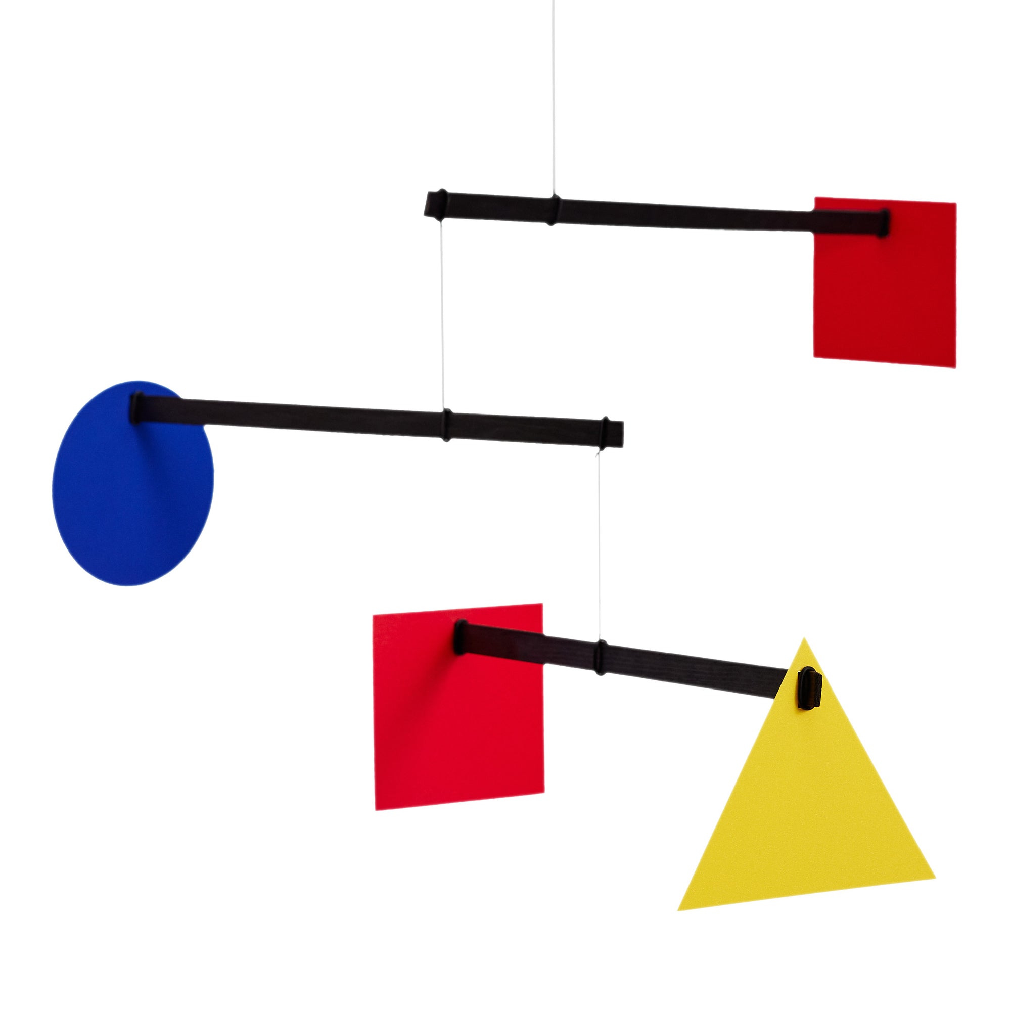 Flensted Mobiles（フレンステッド・モビール）は、1953年創業のデンマーク発・モビール専門ブランド。北欧デザインの文脈に立脚し、造形・質量配分・回転慣性を最適化して、わずかな気流でも自律的に表情を変える構成美を追求します。各パーツは重心とトルクの釣り合いを精密に設計し、静止と運動のあいだを往還する“動く彫刻”として空間に時間軸を付与。代表作「Lucky Storks」から幾何学、鳥類、気球まで多彩で、紙・ステンレス・木材の軽量構造は施工負荷が小さく、住宅・商業・ホスピタリティ・キッズ空間に適合します。現在もデンマーク国内で手作業組立・品質管理を徹底し、視覚ノイズを抑えた運動リズムが集中・鎮静・遊び心をもたらします。北欧インテリアの天井飾りや吊り下げモビールとして、リビング・子供部屋・出産祝いギフトに最適なデンマーク製の正規品です。