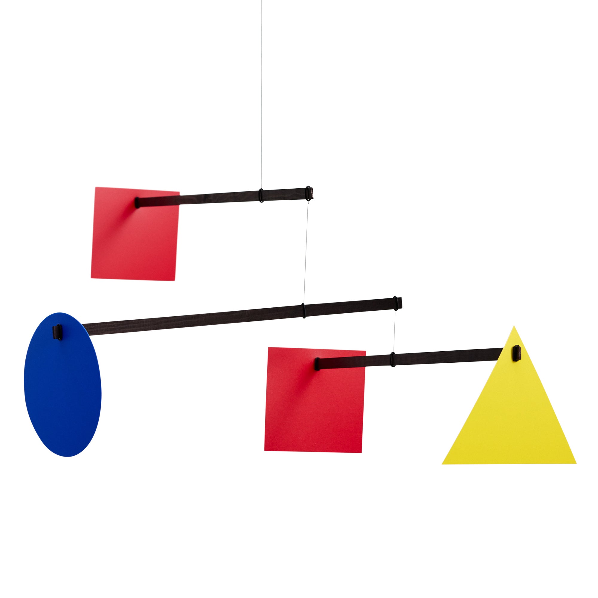 Flensted Mobiles（フレンステッド・モビール）は、1953年創業のデンマーク発・モビール専門ブランド。北欧デザインの文脈に立脚し、造形・質量配分・回転慣性を最適化して、わずかな気流でも自律的に表情を変える構成美を追求します。各パーツは重心とトルクの釣り合いを精密に設計し、静止と運動のあいだを往還する“動く彫刻”として空間に時間軸を付与。代表作「Lucky Storks」から幾何学、鳥類、気球まで多彩で、紙・ステンレス・木材の軽量構造は施工負荷が小さく、住宅・商業・ホスピタリティ・キッズ空間に適合します。現在もデンマーク国内で手作業組立・品質管理を徹底し、視覚ノイズを抑えた運動リズムが集中・鎮静・遊び心をもたらします。北欧インテリアの天井飾りや吊り下げモビールとして、リビング・子供部屋・出産祝いギフトに最適なデンマーク製の正規品です。