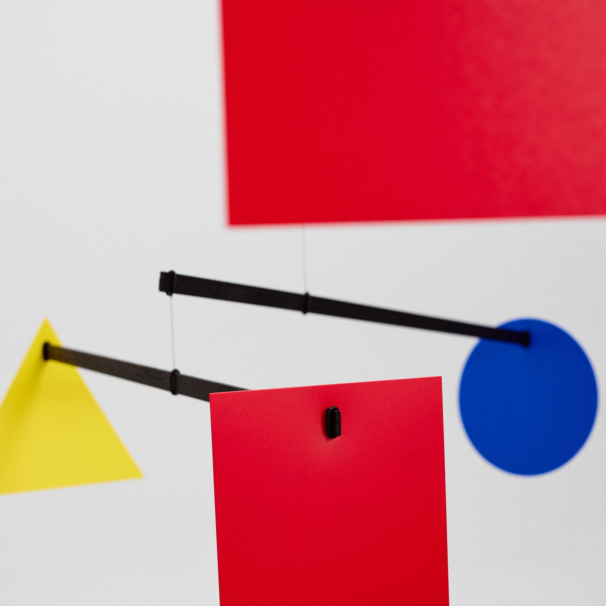 Flensted Mobiles（フレンステッド・モビール）は、1953年創業のデンマーク発・モビール専門ブランド。北欧デザインの文脈に立脚し、造形・質量配分・回転慣性を最適化して、わずかな気流でも自律的に表情を変える構成美を追求します。各パーツは重心とトルクの釣り合いを精密に設計し、静止と運動のあいだを往還する“動く彫刻”として空間に時間軸を付与。代表作「Lucky Storks」から幾何学、鳥類、気球まで多彩で、紙・ステンレス・木材の軽量構造は施工負荷が小さく、住宅・商業・ホスピタリティ・キッズ空間に適合します。現在もデンマーク国内で手作業組立・品質管理を徹底し、視覚ノイズを抑えた運動リズムが集中・鎮静・遊び心をもたらします。北欧インテリアの天井飾りや吊り下げモビールとして、リビング・子供部屋・出産祝いギフトに最適なデンマーク製の正規品です。