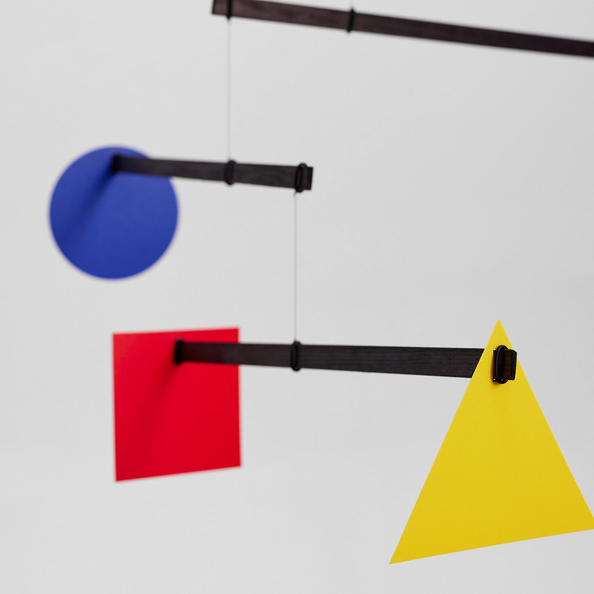 Flensted Mobiles（フレンステッド・モビール）は、1953年創業のデンマーク発・モビール専門ブランド。北欧デザインの文脈に立脚し、造形・質量配分・回転慣性を最適化して、わずかな気流でも自律的に表情を変える構成美を追求します。各パーツは重心とトルクの釣り合いを精密に設計し、静止と運動のあいだを往還する“動く彫刻”として空間に時間軸を付与。代表作「Lucky Storks」から幾何学、鳥類、気球まで多彩で、紙・ステンレス・木材の軽量構造は施工負荷が小さく、住宅・商業・ホスピタリティ・キッズ空間に適合します。現在もデンマーク国内で手作業組立・品質管理を徹底し、視覚ノイズを抑えた運動リズムが集中・鎮静・遊び心をもたらします。北欧インテリアの天井飾りや吊り下げモビールとして、リビング・子供部屋・出産祝いギフトに最適なデンマーク製の正規品です。