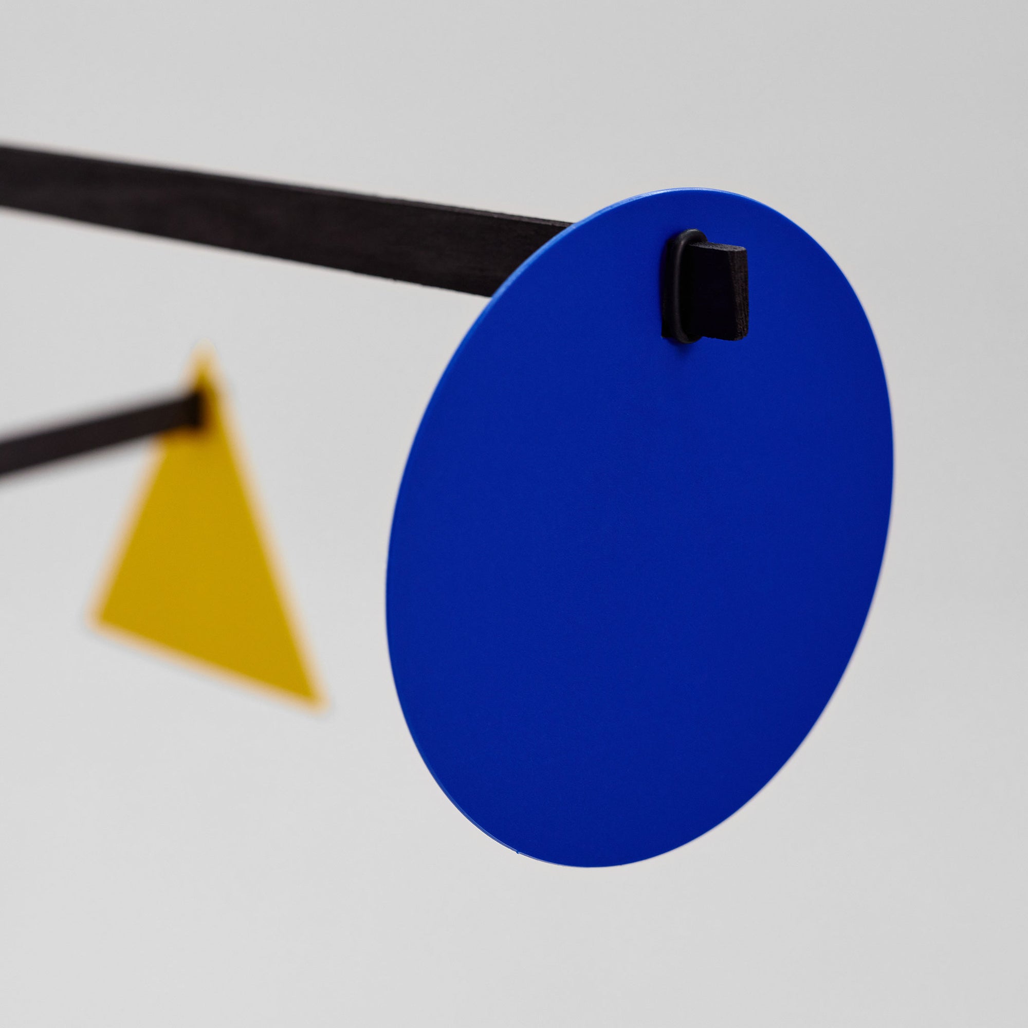 Flensted Mobiles（フレンステッド・モビール）は、1953年創業のデンマーク発・モビール専門ブランド。北欧デザインの文脈に立脚し、造形・質量配分・回転慣性を最適化して、わずかな気流でも自律的に表情を変える構成美を追求します。各パーツは重心とトルクの釣り合いを精密に設計し、静止と運動のあいだを往還する“動く彫刻”として空間に時間軸を付与。代表作「Lucky Storks」から幾何学、鳥類、気球まで多彩で、紙・ステンレス・木材の軽量構造は施工負荷が小さく、住宅・商業・ホスピタリティ・キッズ空間に適合します。現在もデンマーク国内で手作業組立・品質管理を徹底し、視覚ノイズを抑えた運動リズムが集中・鎮静・遊び心をもたらします。北欧インテリアの天井飾りや吊り下げモビールとして、リビング・子供部屋・出産祝いギフトに最適なデンマーク製の正規品です。