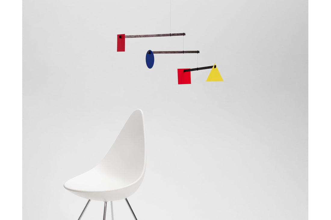 Flensted Hanging Art（フレンステッド・ハンギングアート）は、1954年にデンマークで誕生した北欧モビールの老舗ブランドです。創業者クリスチャン・フレンステッドと妻グレーテが自宅で最初のモビールを作ったことから始まり、現在も家族経営のもと、すべて手作業で丁寧に製作されています。風や空気の流れで繊細に揺れるモビールは、リビングや寝室、子供部屋、玄関、オフィスなど、さまざまな空間に静けさと調和をもたらします。北欧インテリアやモダンアートと調和するシンプルで洗練されたデザインは、出産祝いや引越し祝い、誕生日などのギフトにも最適。2024年にはブランド名を「Flensted mobiles」から「Flensted Hanging Art」へ刷新し、アート性とハンドメイドの温もりをそのままに、より現代的な世界観を発信しています。癒しの空間演出を求める方におすすめのインテリアアートです。