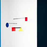 Flensted Mobiles（フレンステッド・モビール）は、1953年創業のデンマーク発・モビール専門ブランド。北欧デザインの文脈に立脚し、造形・質量配分・回転慣性を最適化して、わずかな気流でも自律的に表情を変える構成美を追求します。各パーツは重心とトルクの釣り合いを精密に設計し、静止と運動のあいだを往還する“動く彫刻”として空間に時間軸を付与。代表作「Lucky Storks」から幾何学、鳥類、気球まで多彩で、紙・ステンレス・木材の軽量構造は施工負荷が小さく、住宅・商業・ホスピタリティ・キッズ空間に適合します。現在もデンマーク国内で手作業組立・品質管理を徹底し、視覚ノイズを抑えた運動リズムが集中・鎮静・遊び心をもたらします。北欧インテリアの天井飾りや吊り下げモビールとして、リビング・子供部屋・出産祝いギフトに最適なデンマーク製の正規品です。