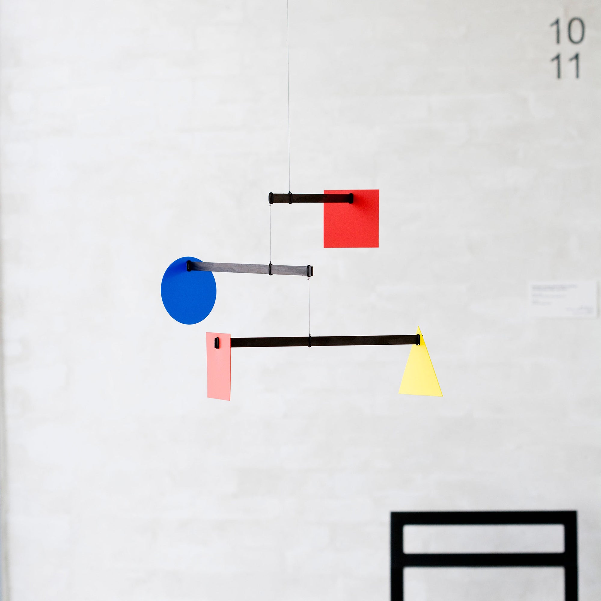 Flensted Mobiles（フレンステッド・モビール）は、1953年創業のデンマーク発・モビール専門ブランド。北欧デザインの文脈に立脚し、造形・質量配分・回転慣性を最適化して、わずかな気流でも自律的に表情を変える構成美を追求します。各パーツは重心とトルクの釣り合いを精密に設計し、静止と運動のあいだを往還する“動く彫刻”として空間に時間軸を付与。代表作「Lucky Storks」から幾何学、鳥類、気球まで多彩で、紙・ステンレス・木材の軽量構造は施工負荷が小さく、住宅・商業・ホスピタリティ・キッズ空間に適合します。現在もデンマーク国内で手作業組立・品質管理を徹底し、視覚ノイズを抑えた運動リズムが集中・鎮静・遊び心をもたらします。北欧インテリアの天井飾りや吊り下げモビールとして、リビング・子供部屋・出産祝いギフトに最適なデンマーク製の正規品です。