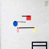 Flensted Mobiles（フレンステッド・モビール）は、1953年創業のデンマーク発・モビール専門ブランド。北欧デザインの文脈に立脚し、造形・質量配分・回転慣性を最適化して、わずかな気流でも自律的に表情を変える構成美を追求します。各パーツは重心とトルクの釣り合いを精密に設計し、静止と運動のあいだを往還する“動く彫刻”として空間に時間軸を付与。代表作「Lucky Storks」から幾何学、鳥類、気球まで多彩で、紙・ステンレス・木材の軽量構造は施工負荷が小さく、住宅・商業・ホスピタリティ・キッズ空間に適合します。現在もデンマーク国内で手作業組立・品質管理を徹底し、視覚ノイズを抑えた運動リズムが集中・鎮静・遊び心をもたらします。北欧インテリアの天井飾りや吊り下げモビールとして、リビング・子供部屋・出産祝いギフトに最適なデンマーク製の正規品です。