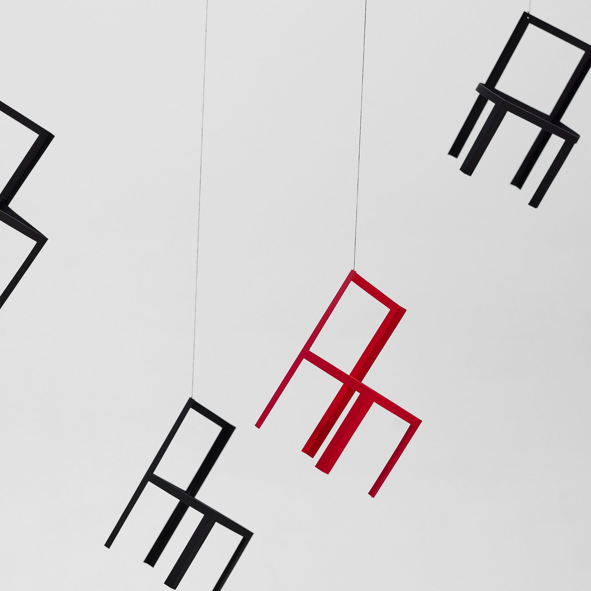 Flensted Mobiles（フレンステッド・モビール）は、1953年創業のデンマーク発・モビール専門ブランド。北欧デザインの文脈に立脚し、造形・質量配分・回転慣性を最適化して、わずかな気流でも自律的に表情を変える構成美を追求します。各パーツは重心とトルクの釣り合いを精密に設計し、静止と運動のあいだを往還する“動く彫刻”として空間に時間軸を付与。代表作「Lucky Storks」から幾何学、鳥類、気球まで多彩で、紙・ステンレス・木材の軽量構造は施工負荷が小さく、住宅・商業・ホスピタリティ・キッズ空間に適合します。現在もデンマーク国内で手作業組立・品質管理を徹底し、視覚ノイズを抑えた運動リズムが集中・鎮静・遊び心をもたらします。北欧インテリアの天井飾りや吊り下げモビールとして、リビング・子供部屋・出産祝いギフトに最適なデンマーク製の正規品です。