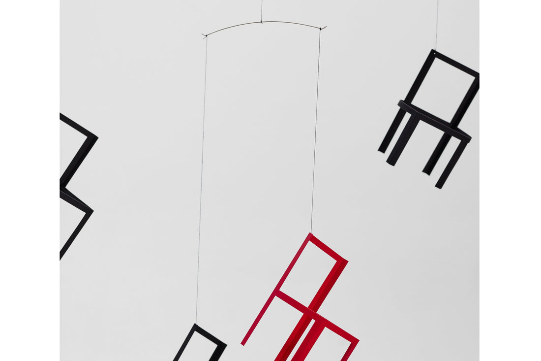 Flensted Hanging Art（フレンステッド・ハンギングアート）は、1954年にデンマークで誕生した北欧モビールの老舗ブランドです。創業者クリスチャン・フレンステッドと妻グレーテが自宅で最初のモビールを作ったことから始まり、現在も家族経営のもと、すべて手作業で丁寧に製作されています。風や空気の流れで繊細に揺れるモビールは、リビングや寝室、子供部屋、玄関、オフィスなど、さまざまな空間に静けさと調和をもたらします。北欧インテリアやモダンアートと調和するシンプルで洗練されたデザインは、出産祝いや引越し祝い、誕生日などのギフトにも最適。2024年にはブランド名を「Flensted mobiles」から「Flensted Hanging Art」へ刷新し、アート性とハンドメイドの温もりをそのままに、より現代的な世界観を発信しています。癒しの空間演出を求める方におすすめのインテリアアートです。
