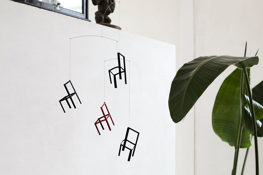 Flensted Hanging Art（フレンステッド・ハンギングアート）は、1954年にデンマークで誕生した北欧モビールの老舗ブランドです。創業者クリスチャン・フレンステッドと妻グレーテが自宅で最初のモビールを作ったことから始まり、現在も家族経営のもと、すべて手作業で丁寧に製作されています。風や空気の流れで繊細に揺れるモビールは、リビングや寝室、子供部屋、玄関、オフィスなど、さまざまな空間に静けさと調和をもたらします。北欧インテリアやモダンアートと調和するシンプルで洗練されたデザインは、出産祝いや引越し祝い、誕生日などのギフトにも最適。2024年にはブランド名を「Flensted mobiles」から「Flensted Hanging Art」へ刷新し、アート性とハンドメイドの温もりをそのままに、より現代的な世界観を発信しています。癒しの空間演出を求める方におすすめのインテリアアートです。