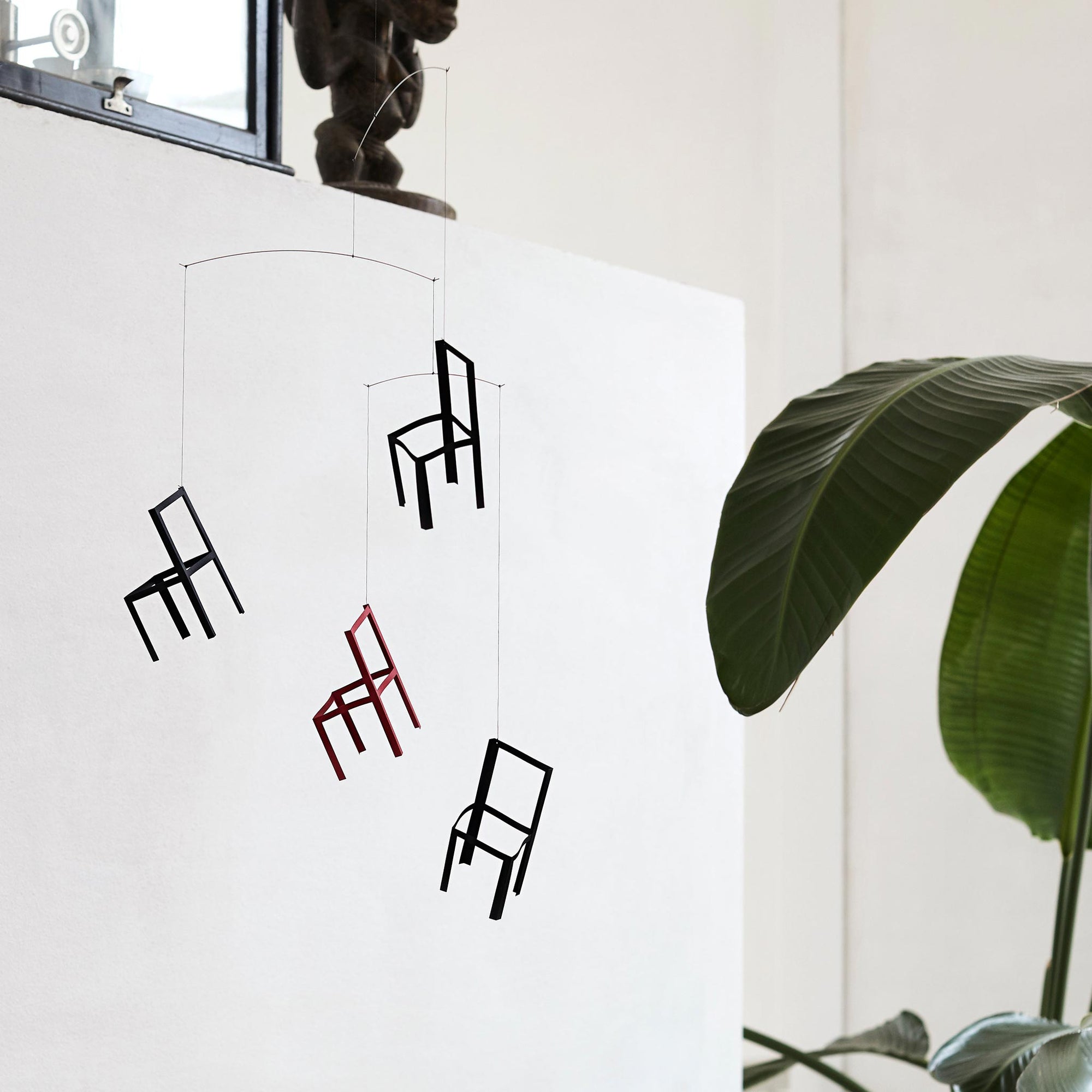 Flensted Mobiles（フレンステッド・モビール）は、1953年創業のデンマーク発・モビール専門ブランド。北欧デザインの文脈に立脚し、造形・質量配分・回転慣性を最適化して、わずかな気流でも自律的に表情を変える構成美を追求します。各パーツは重心とトルクの釣り合いを精密に設計し、静止と運動のあいだを往還する“動く彫刻”として空間に時間軸を付与。代表作「Lucky Storks」から幾何学、鳥類、気球まで多彩で、紙・ステンレス・木材の軽量構造は施工負荷が小さく、住宅・商業・ホスピタリティ・キッズ空間に適合します。現在もデンマーク国内で手作業組立・品質管理を徹底し、視覚ノイズを抑えた運動リズムが集中・鎮静・遊び心をもたらします。北欧インテリアの天井飾りや吊り下げモビールとして、リビング・子供部屋・出産祝いギフトに最適なデンマーク製の正規品です。