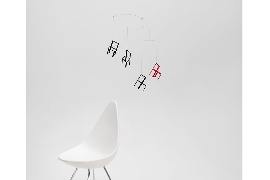 Flensted Hanging Art（フレンステッド・ハンギングアート）は、1954年にデンマークで誕生した北欧モビールの老舗ブランドです。創業者クリスチャン・フレンステッドと妻グレーテが自宅で最初のモビールを作ったことから始まり、現在も家族経営のもと、すべて手作業で丁寧に製作されています。風や空気の流れで繊細に揺れるモビールは、リビングや寝室、子供部屋、玄関、オフィスなど、さまざまな空間に静けさと調和をもたらします。北欧インテリアやモダンアートと調和するシンプルで洗練されたデザインは、出産祝いや引越し祝い、誕生日などのギフトにも最適。2024年にはブランド名を「Flensted mobiles」から「Flensted Hanging Art」へ刷新し、アート性とハンドメイドの温もりをそのままに、より現代的な世界観を発信しています。癒しの空間演出を求める方におすすめのインテリアアートです。