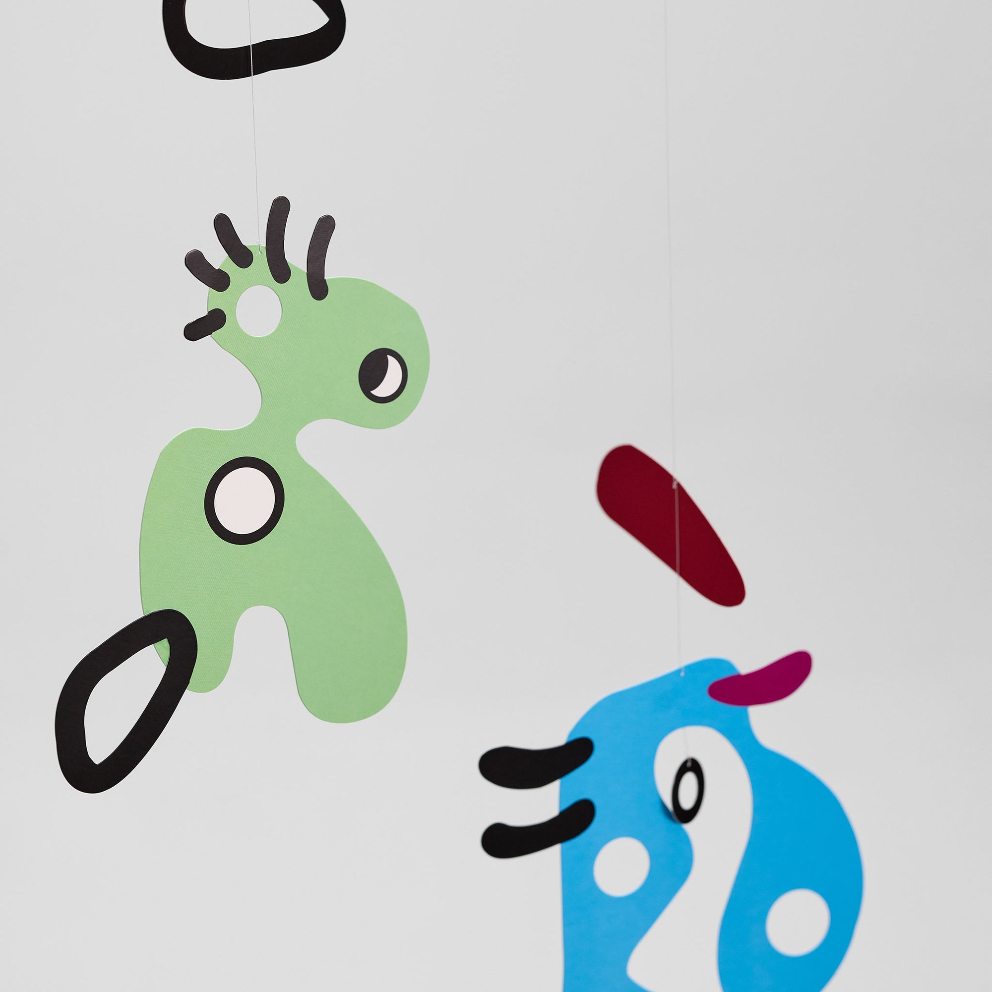 Flensted Mobiles（フレンステッド・モビール）は、1953年創業のデンマーク発・モビール専門ブランド。北欧デザインの文脈に立脚し、造形・質量配分・回転慣性を最適化して、わずかな気流でも自律的に表情を変える構成美を追求します。各パーツは重心とトルクの釣り合いを精密に設計し、静止と運動のあいだを往還する“動く彫刻”として空間に時間軸を付与。代表作「Lucky Storks」から幾何学、鳥類、気球まで多彩で、紙・ステンレス・木材の軽量構造は施工負荷が小さく、住宅・商業・ホスピタリティ・キッズ空間に適合します。現在もデンマーク国内で手作業組立・品質管理を徹底し、視覚ノイズを抑えた運動リズムが集中・鎮静・遊び心をもたらします。北欧インテリアの天井飾りや吊り下げモビールとして、リビング・子供部屋・出産祝いギフトに最適なデンマーク製の正規品です。