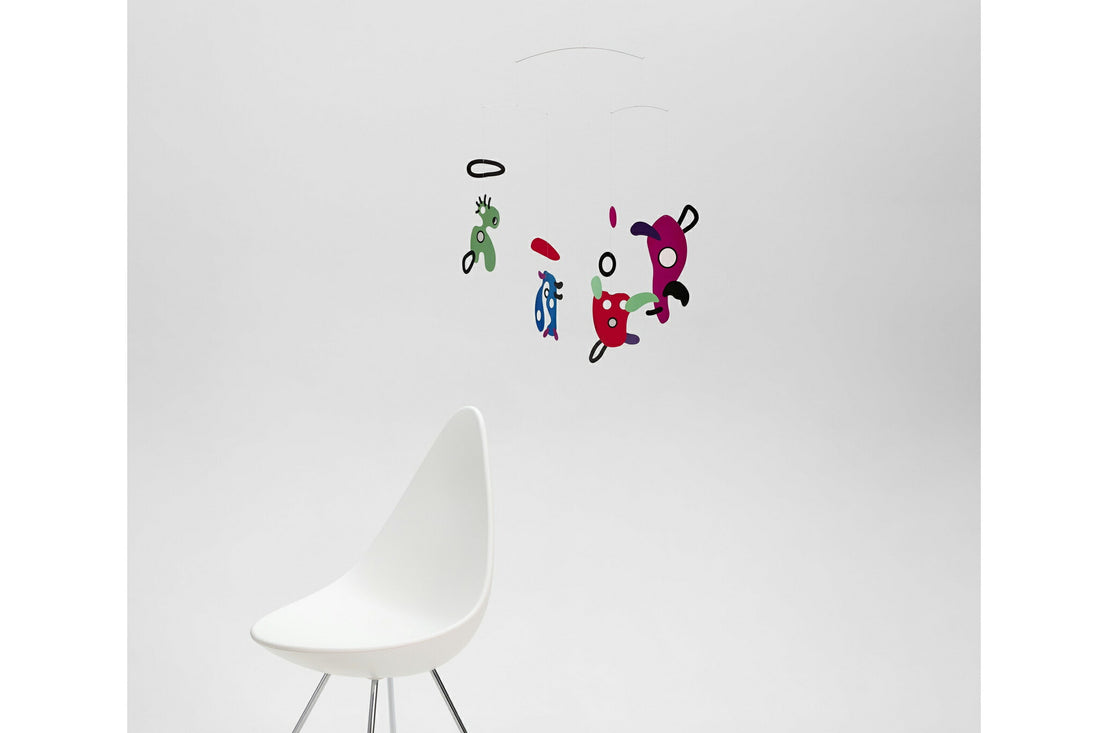Flensted Hanging Art（フレンステッド・ハンギングアート）は、1954年にデンマークで誕生した北欧モビールの老舗ブランドです。創業者クリスチャン・フレンステッドと妻グレーテが自宅で最初のモビールを作ったことから始まり、現在も家族経営のもと、すべて手作業で丁寧に製作されています。風や空気の流れで繊細に揺れるモビールは、リビングや寝室、子供部屋、玄関、オフィスなど、さまざまな空間に静けさと調和をもたらします。北欧インテリアやモダンアートと調和するシンプルで洗練されたデザインは、出産祝いや引越し祝い、誕生日などのギフトにも最適。2024年にはブランド名を「Flensted mobiles」から「Flensted Hanging Art」へ刷新し、アート性とハンドメイドの温もりをそのままに、より現代的な世界観を発信しています。癒しの空間演出を求める方におすすめのインテリアアートです。