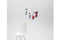 Flensted Hanging Art（フレンステッド・ハンギングアート）は、1954年にデンマークで誕生した北欧モビールの老舗ブランドです。創業者クリスチャン・フレンステッドと妻グレーテが自宅で最初のモビールを作ったことから始まり、現在も家族経営のもと、すべて手作業で丁寧に製作されています。風や空気の流れで繊細に揺れるモビールは、リビングや寝室、子供部屋、玄関、オフィスなど、さまざまな空間に静けさと調和をもたらします。北欧インテリアやモダンアートと調和するシンプルで洗練されたデザインは、出産祝いや引越し祝い、誕生日などのギフトにも最適。2024年にはブランド名を「Flensted mobiles」から「Flensted Hanging Art」へ刷新し、アート性とハンドメイドの温もりをそのままに、より現代的な世界観を発信しています。癒しの空間演出を求める方におすすめのインテリアアートです。