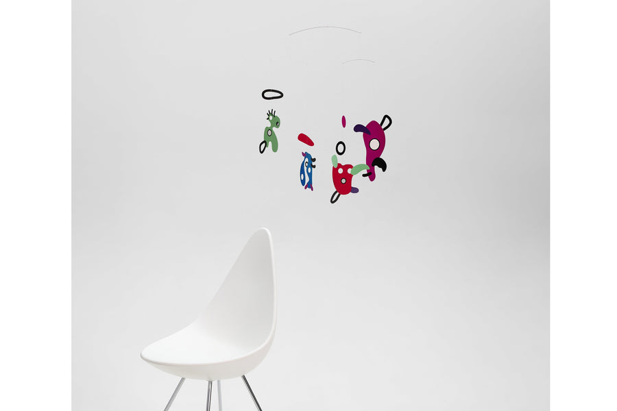 Flensted Hanging Art（フレンステッド・ハンギングアート）は、1954年にデンマークで誕生した北欧モビールの老舗ブランドです。創業者クリスチャン・フレンステッドと妻グレーテが自宅で最初のモビールを作ったことから始まり、現在も家族経営のもと、すべて手作業で丁寧に製作されています。風や空気の流れで繊細に揺れるモビールは、リビングや寝室、子供部屋、玄関、オフィスなど、さまざまな空間に静けさと調和をもたらします。北欧インテリアやモダンアートと調和するシンプルで洗練されたデザインは、出産祝いや引越し祝い、誕生日などのギフトにも最適。2024年にはブランド名を「Flensted mobiles」から「Flensted Hanging Art」へ刷新し、アート性とハンドメイドの温もりをそのままに、より現代的な世界観を発信しています。癒しの空間演出を求める方におすすめのインテリアアートです。