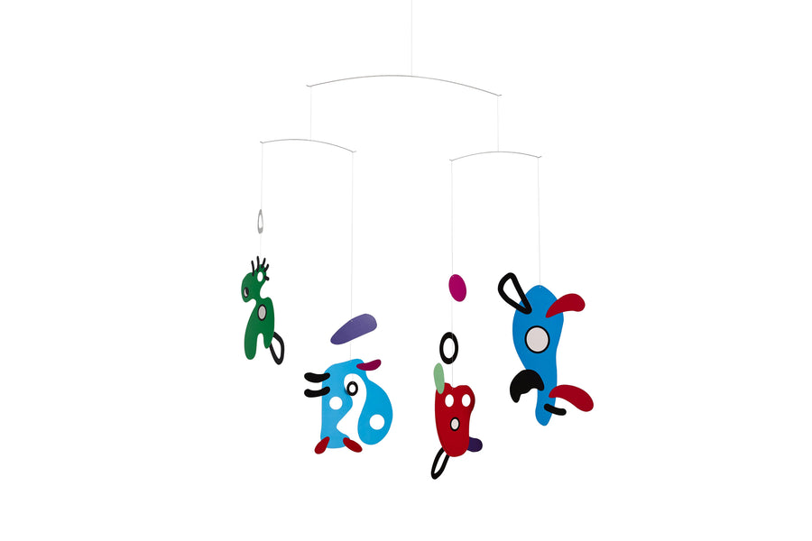 Flensted Hanging Art（フレンステッド・ハンギングアート）は、1954年にデンマークで誕生した北欧モビールの老舗ブランドです。創業者クリスチャン・フレンステッドと妻グレーテが自宅で最初のモビールを作ったことから始まり、現在も家族経営のもと、すべて手作業で丁寧に製作されています。風や空気の流れで繊細に揺れるモビールは、リビングや寝室、子供部屋、玄関、オフィスなど、さまざまな空間に静けさと調和をもたらします。北欧インテリアやモダンアートと調和するシンプルで洗練されたデザインは、出産祝いや引越し祝い、誕生日などのギフトにも最適。2024年にはブランド名を「Flensted mobiles」から「Flensted Hanging Art」へ刷新し、アート性とハンドメイドの温もりをそのままに、より現代的な世界観を発信しています。癒しの空間演出を求める方におすすめのインテリアアートです。