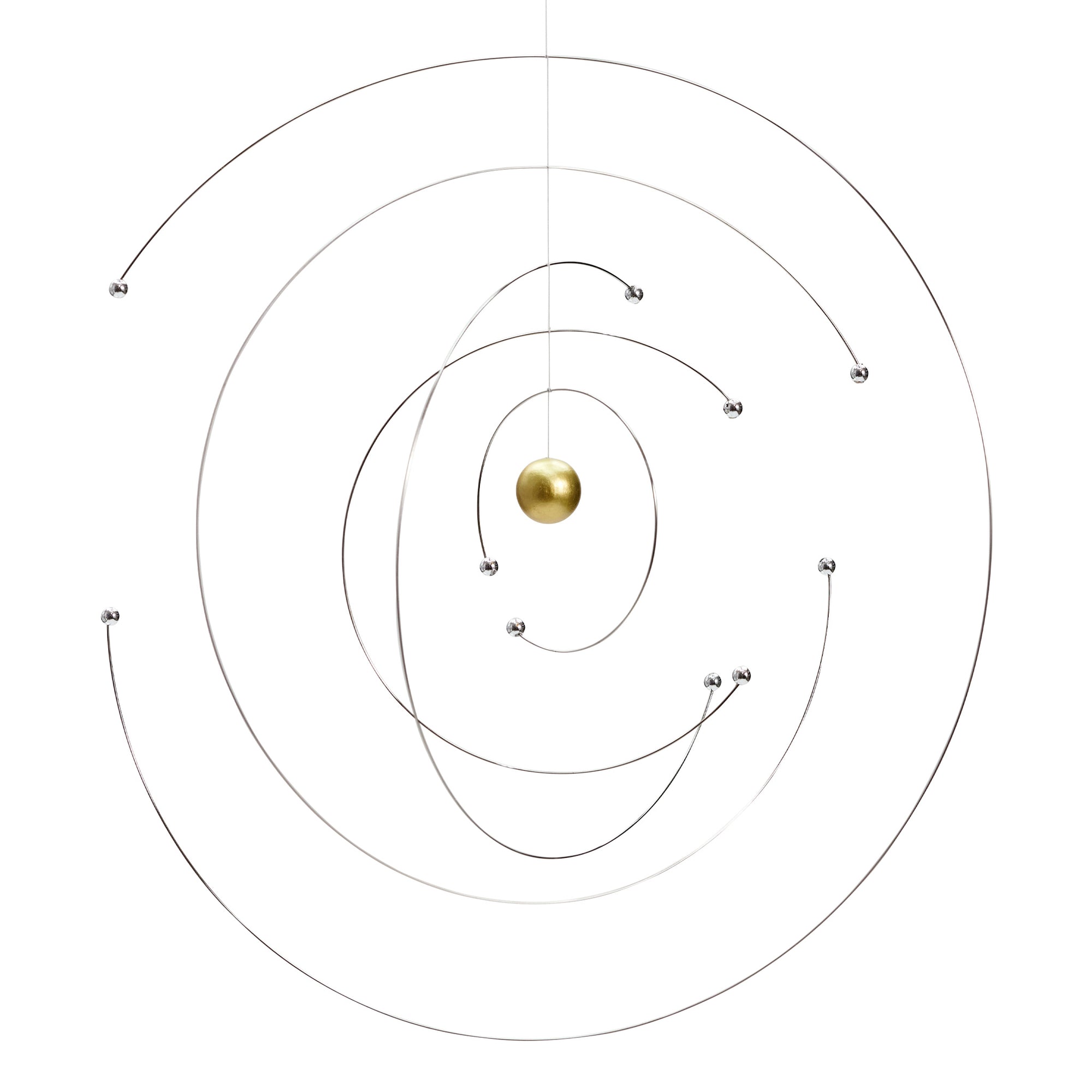 Flensted Mobiles（フレンステッド・モビール）は、1953年創業のデンマーク発・モビール専門ブランド。北欧デザインの文脈に立脚し、造形・質量配分・回転慣性を最適化して、わずかな気流でも自律的に表情を変える構成美を追求します。各パーツは重心とトルクの釣り合いを精密に設計し、静止と運動のあいだを往還する“動く彫刻”として空間に時間軸を付与。代表作「Lucky Storks」から幾何学、鳥類、気球まで多彩で、紙・ステンレス・木材の軽量構造は施工負荷が小さく、住宅・商業・ホスピタリティ・キッズ空間に適合します。現在もデンマーク国内で手作業組立・品質管理を徹底し、視覚ノイズを抑えた運動リズムが集中・鎮静・遊び心をもたらします。北欧インテリアの天井飾りや吊り下げモビールとして、リビング・子供部屋・出産祝いギフトに最適なデンマーク製の正規品です。