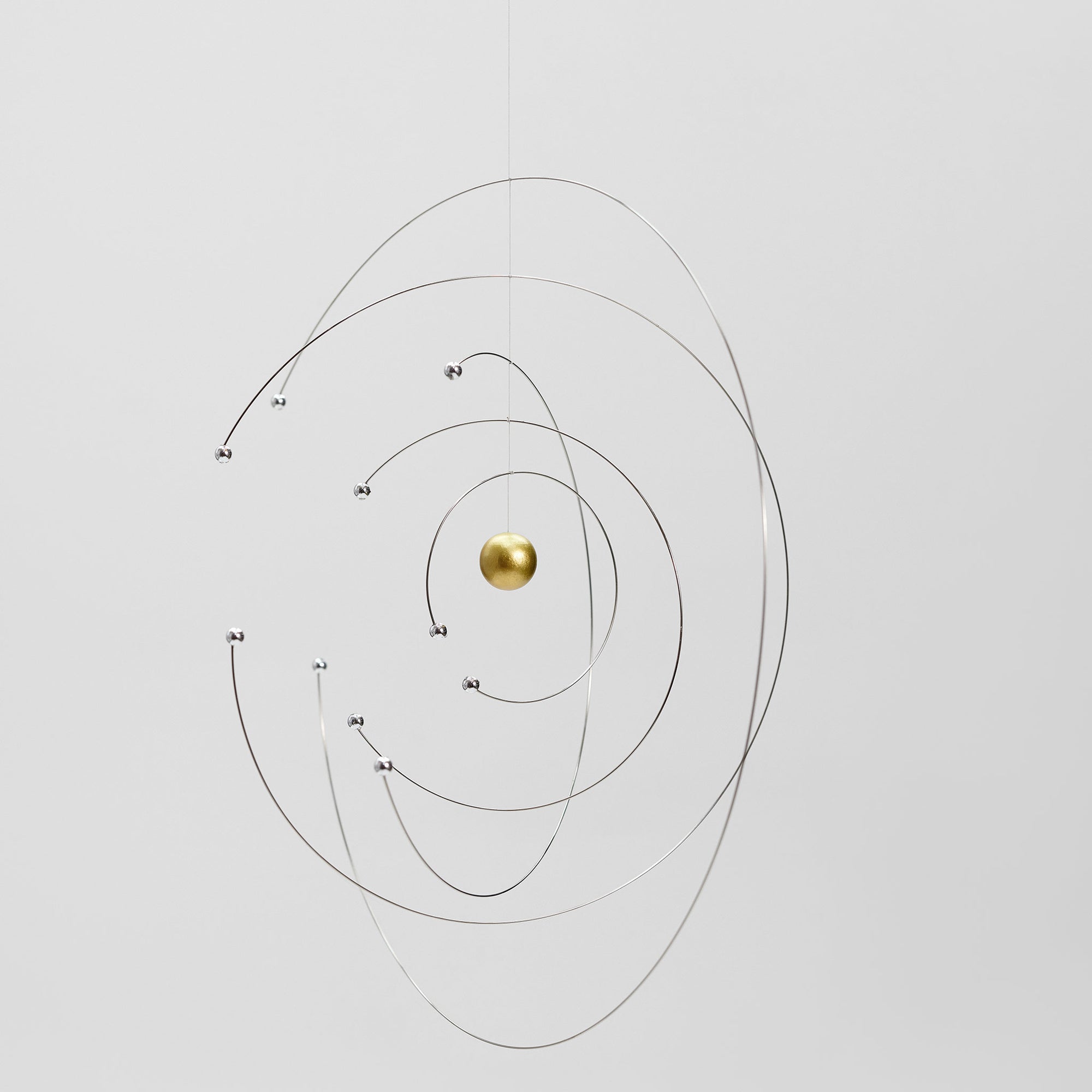 Flensted Mobiles（フレンステッド・モビール）は、1953年創業のデンマーク発・モビール専門ブランド。北欧デザインの文脈に立脚し、造形・質量配分・回転慣性を最適化して、わずかな気流でも自律的に表情を変える構成美を追求します。各パーツは重心とトルクの釣り合いを精密に設計し、静止と運動のあいだを往還する“動く彫刻”として空間に時間軸を付与。代表作「Lucky Storks」から幾何学、鳥類、気球まで多彩で、紙・ステンレス・木材の軽量構造は施工負荷が小さく、住宅・商業・ホスピタリティ・キッズ空間に適合します。現在もデンマーク国内で手作業組立・品質管理を徹底し、視覚ノイズを抑えた運動リズムが集中・鎮静・遊び心をもたらします。北欧インテリアの天井飾りや吊り下げモビールとして、リビング・子供部屋・出産祝いギフトに最適なデンマーク製の正規品です。