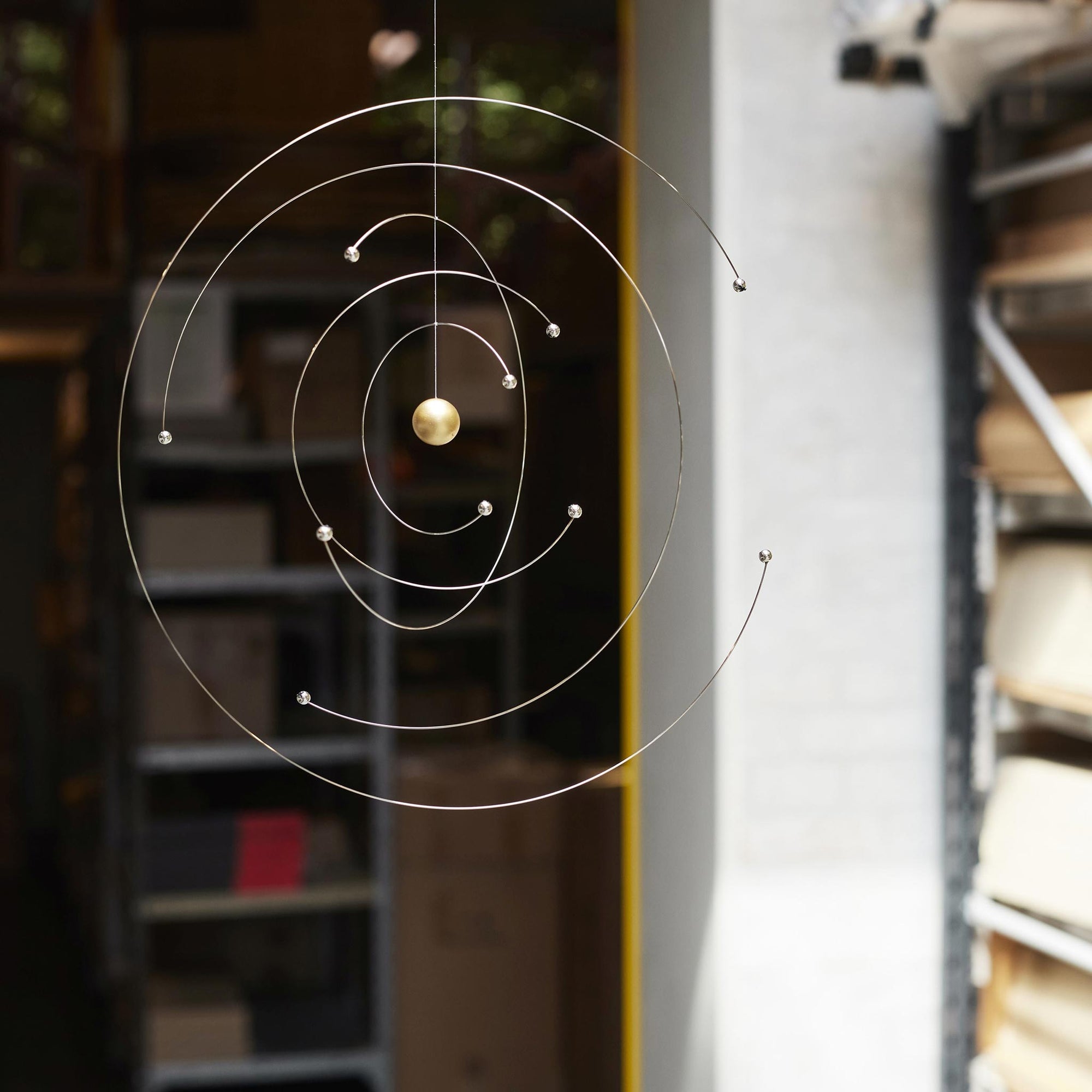 Flensted Mobiles（フレンステッド・モビール）は、1953年創業のデンマーク発・モビール専門ブランド。北欧デザインの文脈に立脚し、造形・質量配分・回転慣性を最適化して、わずかな気流でも自律的に表情を変える構成美を追求します。各パーツは重心とトルクの釣り合いを精密に設計し、静止と運動のあいだを往還する“動く彫刻”として空間に時間軸を付与。代表作「Lucky Storks」から幾何学、鳥類、気球まで多彩で、紙・ステンレス・木材の軽量構造は施工負荷が小さく、住宅・商業・ホスピタリティ・キッズ空間に適合します。現在もデンマーク国内で手作業組立・品質管理を徹底し、視覚ノイズを抑えた運動リズムが集中・鎮静・遊び心をもたらします。北欧インテリアの天井飾りや吊り下げモビールとして、リビング・子供部屋・出産祝いギフトに最適なデンマーク製の正規品です。