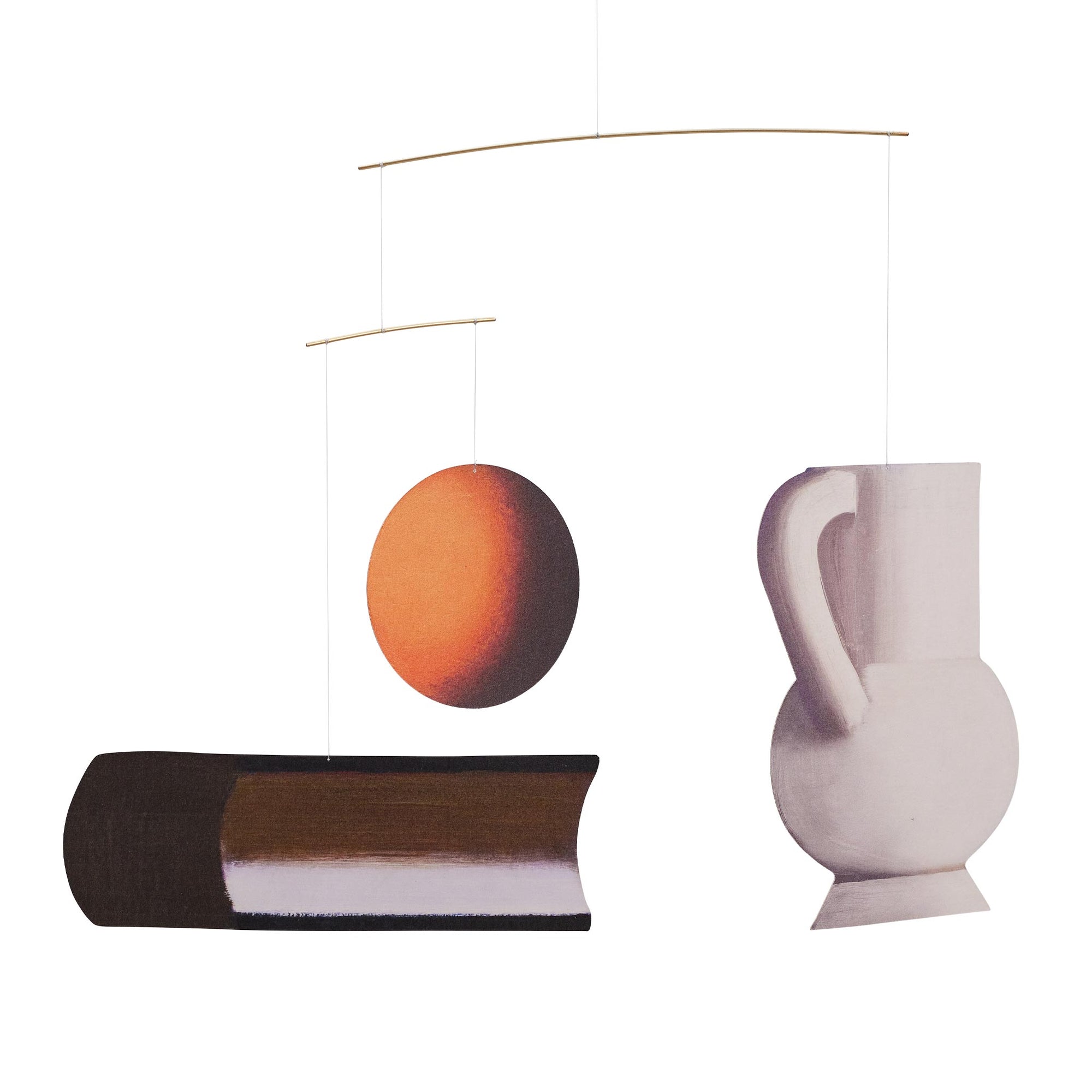 Flensted Mobiles（フレンステッド・モビール）は、1953年創業のデンマーク発・モビール専門ブランド。北欧デザインの文脈に立脚し、造形・質量配分・回転慣性を最適化して、わずかな気流でも自律的に表情を変える構成美を追求します。各パーツは重心とトルクの釣り合いを精密に設計し、静止と運動のあいだを往還する“動く彫刻”として空間に時間軸を付与。代表作「Lucky Storks」から幾何学、鳥類、気球まで多彩で、紙・ステンレス・木材の軽量構造は施工負荷が小さく、住宅・商業・ホスピタリティ・キッズ空間に適合します。現在もデンマーク国内で手作業組立・品質管理を徹底し、視覚ノイズを抑えた運動リズムが集中・鎮静・遊び心をもたらします。北欧インテリアの天井飾りや吊り下げモビールとして、リビング・子供部屋・出産祝いギフトに最適なデンマーク製の正規品です。