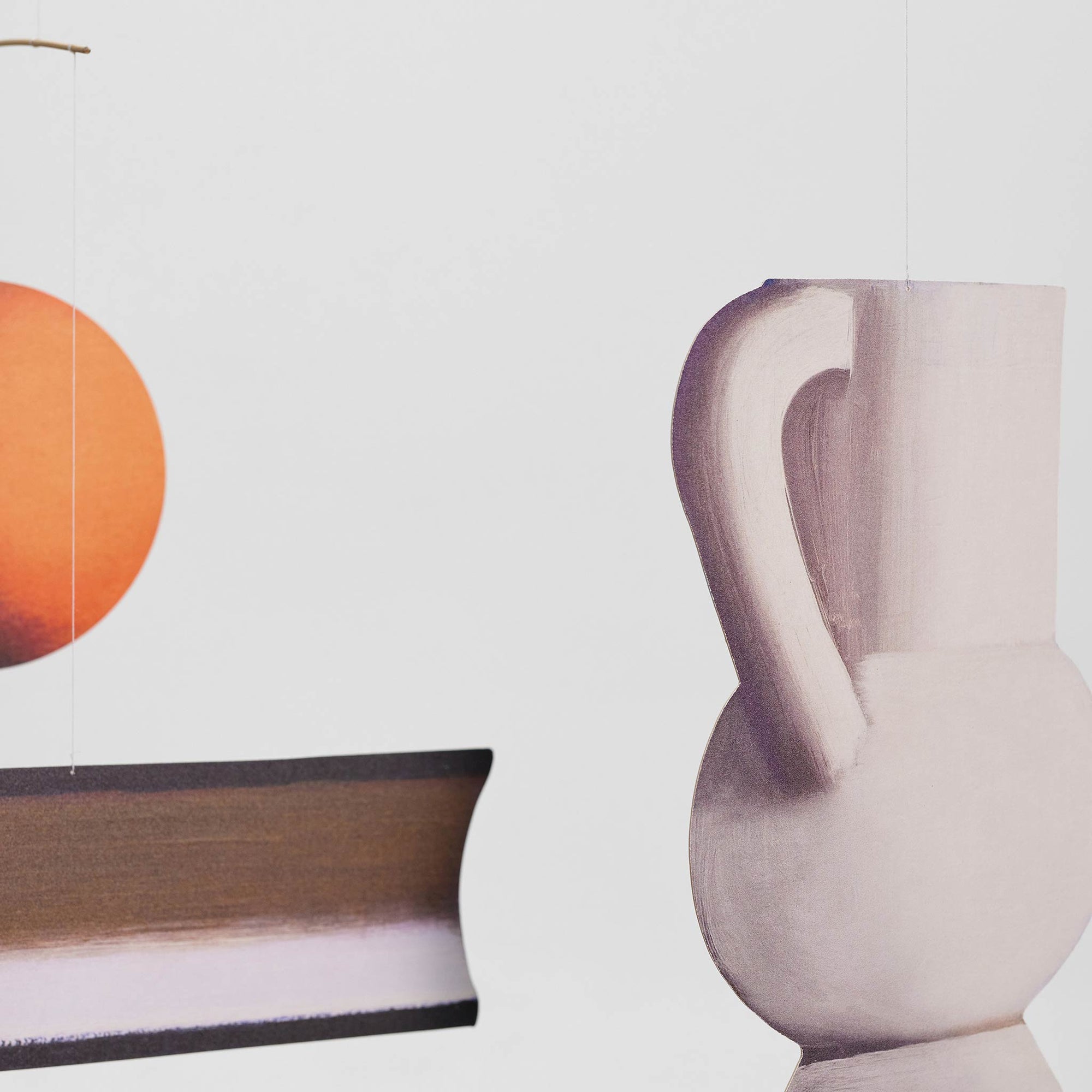 Flensted Mobiles（フレンステッド・モビール）は、1953年創業のデンマーク発・モビール専門ブランド。北欧デザインの文脈に立脚し、造形・質量配分・回転慣性を最適化して、わずかな気流でも自律的に表情を変える構成美を追求します。各パーツは重心とトルクの釣り合いを精密に設計し、静止と運動のあいだを往還する“動く彫刻”として空間に時間軸を付与。代表作「Lucky Storks」から幾何学、鳥類、気球まで多彩で、紙・ステンレス・木材の軽量構造は施工負荷が小さく、住宅・商業・ホスピタリティ・キッズ空間に適合します。現在もデンマーク国内で手作業組立・品質管理を徹底し、視覚ノイズを抑えた運動リズムが集中・鎮静・遊び心をもたらします。北欧インテリアの天井飾りや吊り下げモビールとして、リビング・子供部屋・出産祝いギフトに最適なデンマーク製の正規品です。