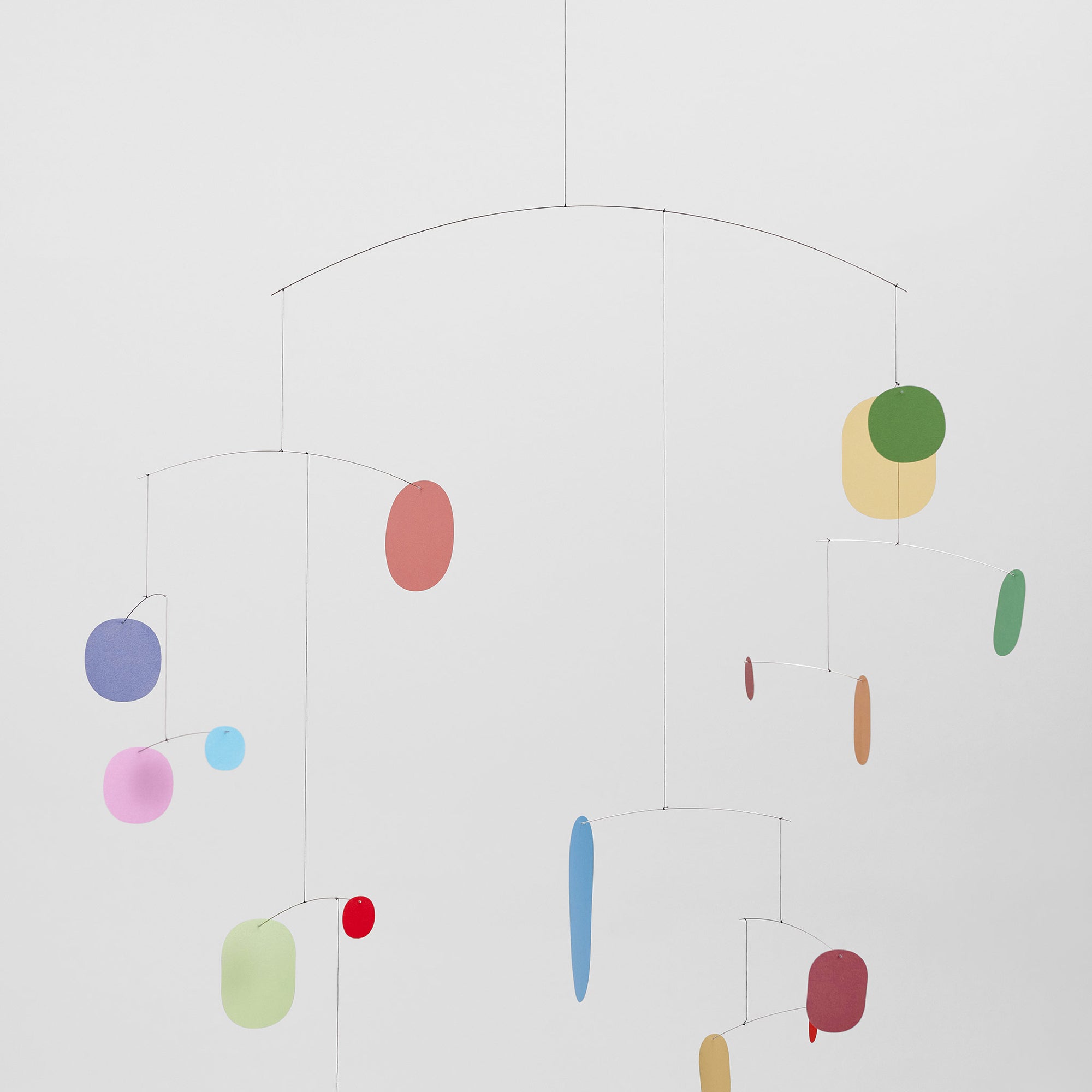 Flensted Mobiles（フレンステッド・モビール）は、1953年創業のデンマーク発・モビール専門ブランド。北欧デザインの文脈に立脚し、造形・質量配分・回転慣性を最適化して、わずかな気流でも自律的に表情を変える構成美を追求します。各パーツは重心とトルクの釣り合いを精密に設計し、静止と運動のあいだを往還する“動く彫刻”として空間に時間軸を付与。代表作「Lucky Storks」から幾何学、鳥類、気球まで多彩で、紙・ステンレス・木材の軽量構造は施工負荷が小さく、住宅・商業・ホスピタリティ・キッズ空間に適合します。現在もデンマーク国内で手作業組立・品質管理を徹底し、視覚ノイズを抑えた運動リズムが集中・鎮静・遊び心をもたらします。北欧インテリアの天井飾りや吊り下げモビールとして、リビング・子供部屋・出産祝いギフトに最適なデンマーク製の正規品です。