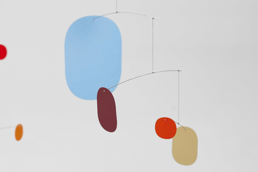 Flensted Hanging Art（フレンステッド・ハンギングアート）は、1954年にデンマークで誕生した北欧モビールの老舗ブランドです。創業者クリスチャン・フレンステッドと妻グレーテが自宅で最初のモビールを作ったことから始まり、現在も家族経営のもと、すべて手作業で丁寧に製作されています。風や空気の流れで繊細に揺れるモビールは、リビングや寝室、子供部屋、玄関、オフィスなど、さまざまな空間に静けさと調和をもたらします。北欧インテリアやモダンアートと調和するシンプルで洗練されたデザインは、出産祝いや引越し祝い、誕生日などのギフトにも最適。2024年にはブランド名を「Flensted mobiles」から「Flensted Hanging Art」へ刷新し、アート性とハンドメイドの温もりをそのままに、より現代的な世界観を発信しています。癒しの空間演出を求める方におすすめのインテリアアートです。