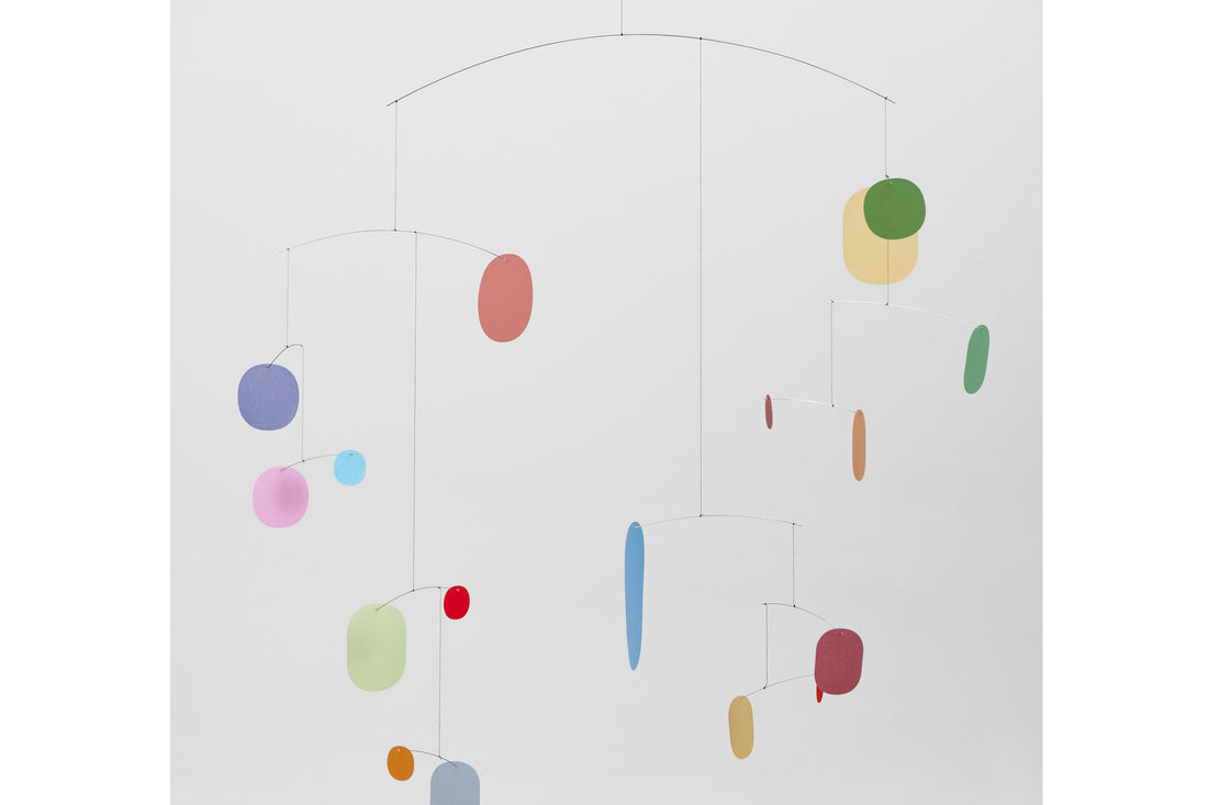 Flensted Hanging Art（フレンステッド・ハンギングアート）は、1954年にデンマークで誕生した北欧モビールの老舗ブランドです。創業者クリスチャン・フレンステッドと妻グレーテが自宅で最初のモビールを作ったことから始まり、現在も家族経営のもと、すべて手作業で丁寧に製作されています。風や空気の流れで繊細に揺れるモビールは、リビングや寝室、子供部屋、玄関、オフィスなど、さまざまな空間に静けさと調和をもたらします。北欧インテリアやモダンアートと調和するシンプルで洗練されたデザインは、出産祝いや引越し祝い、誕生日などのギフトにも最適。2024年にはブランド名を「Flensted mobiles」から「Flensted Hanging Art」へ刷新し、アート性とハンドメイドの温もりをそのままに、より現代的な世界観を発信しています。癒しの空間演出を求める方におすすめのインテリアアートです。