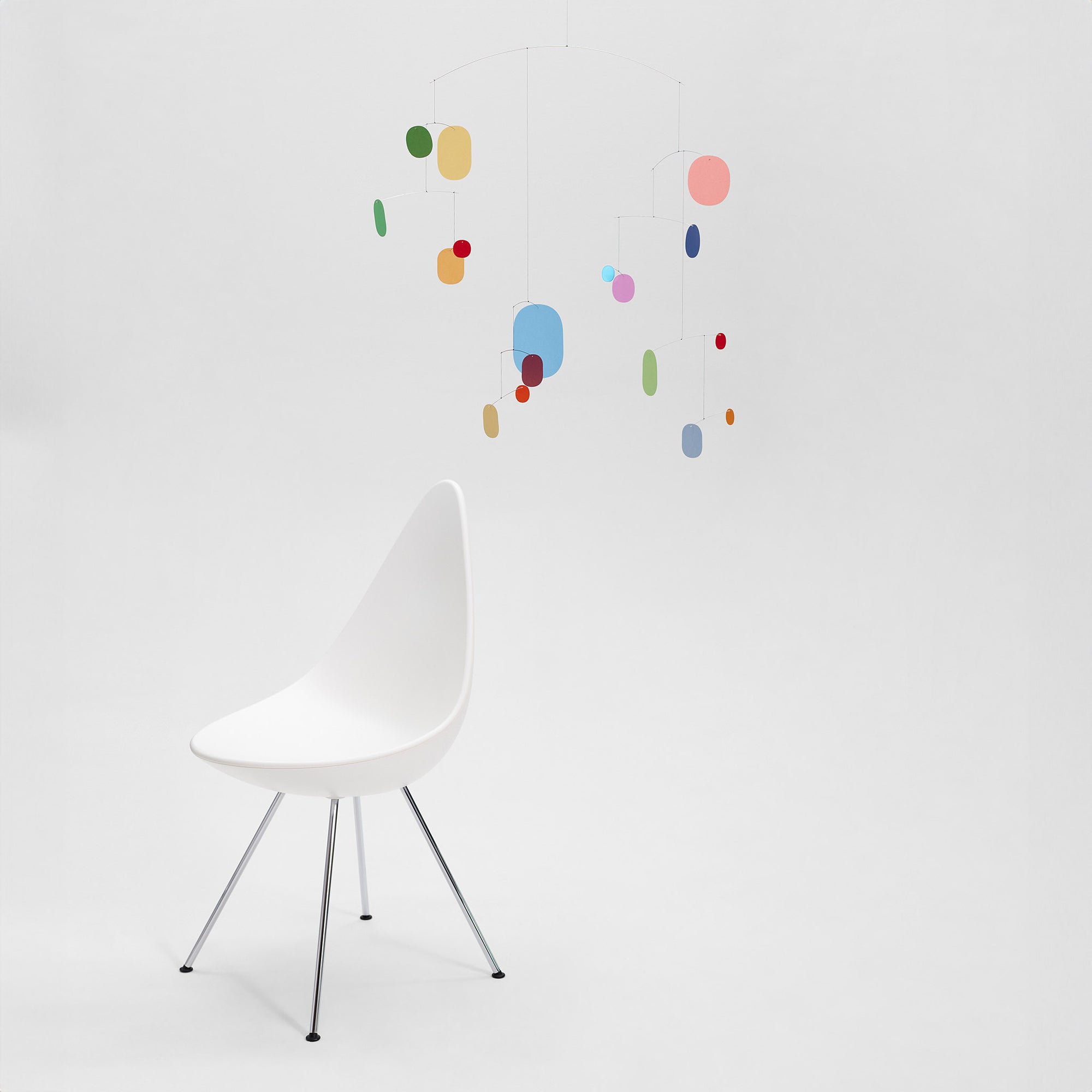 Flensted Mobiles（フレンステッド・モビール）は、1953年創業のデンマーク発・モビール専門ブランド。北欧デザインの文脈に立脚し、造形・質量配分・回転慣性を最適化して、わずかな気流でも自律的に表情を変える構成美を追求します。各パーツは重心とトルクの釣り合いを精密に設計し、静止と運動のあいだを往還する“動く彫刻”として空間に時間軸を付与。代表作「Lucky Storks」から幾何学、鳥類、気球まで多彩で、紙・ステンレス・木材の軽量構造は施工負荷が小さく、住宅・商業・ホスピタリティ・キッズ空間に適合します。現在もデンマーク国内で手作業組立・品質管理を徹底し、視覚ノイズを抑えた運動リズムが集中・鎮静・遊び心をもたらします。北欧インテリアの天井飾りや吊り下げモビールとして、リビング・子供部屋・出産祝いギフトに最適なデンマーク製の正規品です。