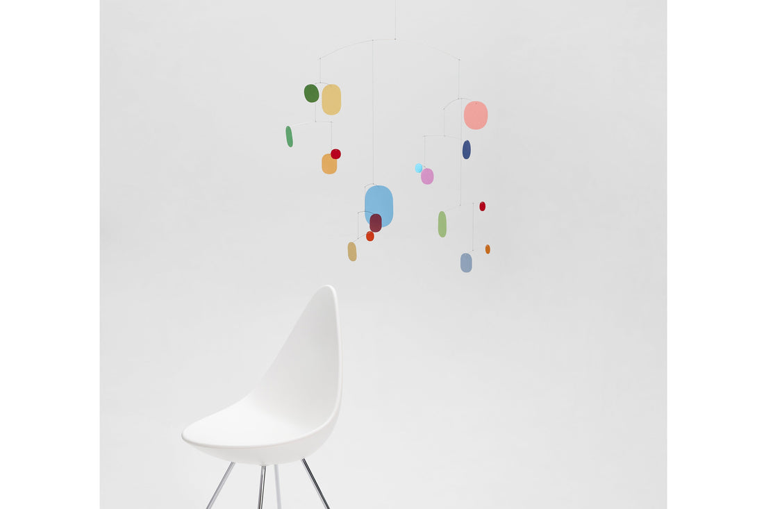 Flensted Hanging Art（フレンステッド・ハンギングアート）は、1954年にデンマークで誕生した北欧モビールの老舗ブランドです。創業者クリスチャン・フレンステッドと妻グレーテが自宅で最初のモビールを作ったことから始まり、現在も家族経営のもと、すべて手作業で丁寧に製作されています。風や空気の流れで繊細に揺れるモビールは、リビングや寝室、子供部屋、玄関、オフィスなど、さまざまな空間に静けさと調和をもたらします。北欧インテリアやモダンアートと調和するシンプルで洗練されたデザインは、出産祝いや引越し祝い、誕生日などのギフトにも最適。2024年にはブランド名を「Flensted mobiles」から「Flensted Hanging Art」へ刷新し、アート性とハンドメイドの温もりをそのままに、より現代的な世界観を発信しています。癒しの空間演出を求める方におすすめのインテリアアートです。