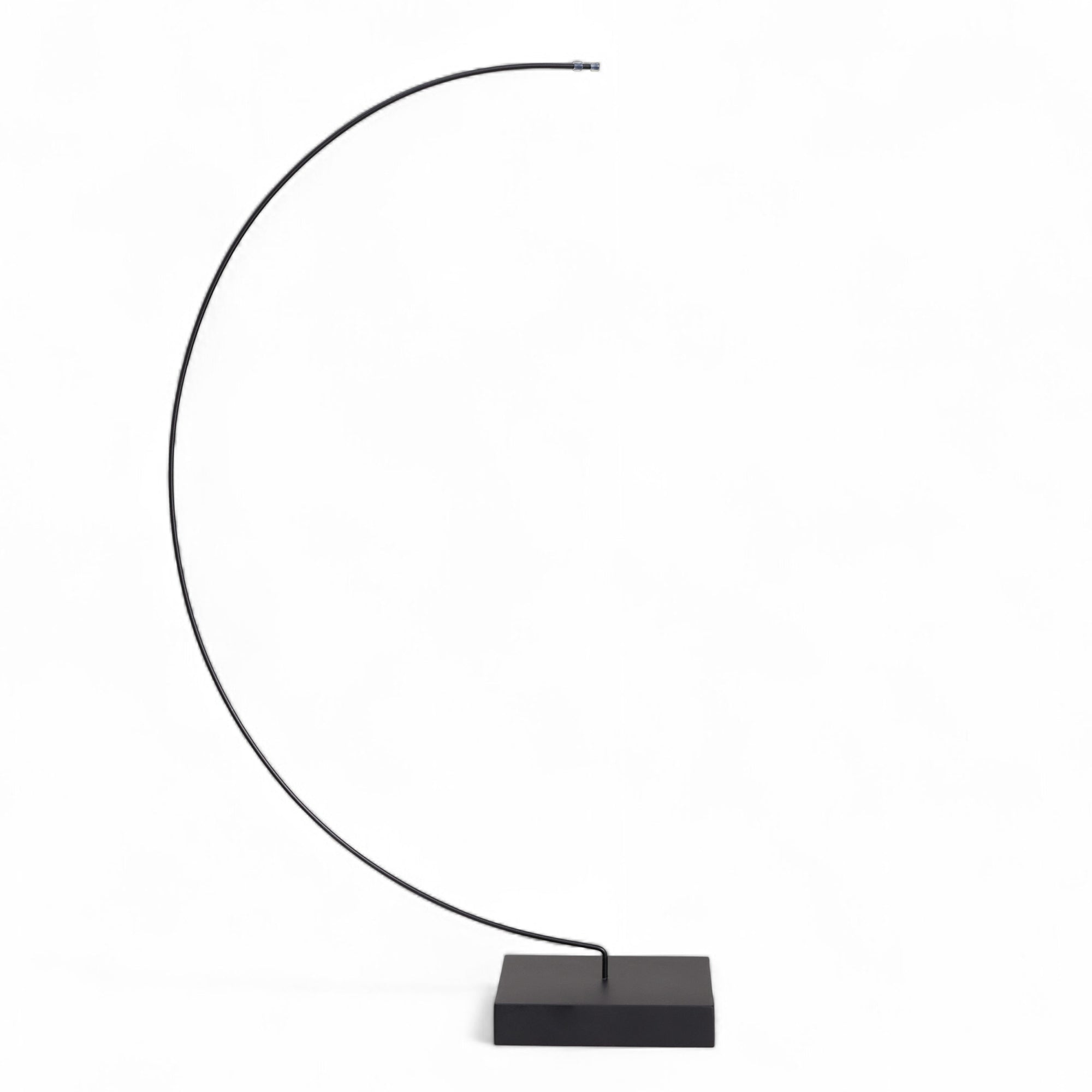 Flensted Mobiles（フレンステッド・モビール）は、1953年創業のデンマーク発・モビール専門ブランド。北欧デザインの文脈に立脚し、造形・質量配分・回転慣性を最適化して、わずかな気流でも自律的に表情を変える構成美を追求します。各パーツは重心とトルクの釣り合いを精密に設計し、静止と運動のあいだを往還する“動く彫刻”として空間に時間軸を付与。代表作「Lucky Storks」から幾何学、鳥類、気球まで多彩で、紙・ステンレス・木材の軽量構造は施工負荷が小さく、住宅・商業・ホスピタリティ・キッズ空間に適合します。現在もデンマーク国内で手作業組立・品質管理を徹底し、視覚ノイズを抑えた運動リズムが集中・鎮静・遊び心をもたらします。北欧インテリアの天井飾りや吊り下げモビールとして、リビング・子供部屋・出産祝いギフトに最適なデンマーク製の正規品です。