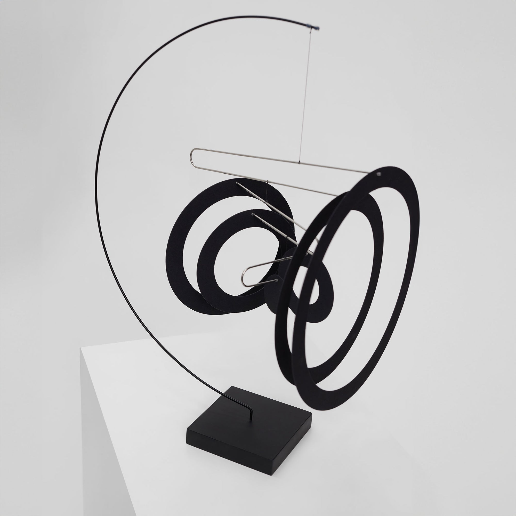 Flensted Mobiles（フレンステッド・モビール）は、1953年創業のデンマーク発・モビール専門ブランド。北欧デザインの文脈に立脚し、造形・質量配分・回転慣性を最適化して、わずかな気流でも自律的に表情を変える構成美を追求します。各パーツは重心とトルクの釣り合いを精密に設計し、静止と運動のあいだを往還する“動く彫刻”として空間に時間軸を付与。代表作「Lucky Storks」から幾何学、鳥類、気球まで多彩で、紙・ステンレス・木材の軽量構造は施工負荷が小さく、住宅・商業・ホスピタリティ・キッズ空間に適合します。現在もデンマーク国内で手作業組立・品質管理を徹底し、視覚ノイズを抑えた運動リズムが集中・鎮静・遊び心をもたらします。北欧インテリアの天井飾りや吊り下げモビールとして、リビング・子供部屋・出産祝いギフトに最適なデンマーク製の正規品です。