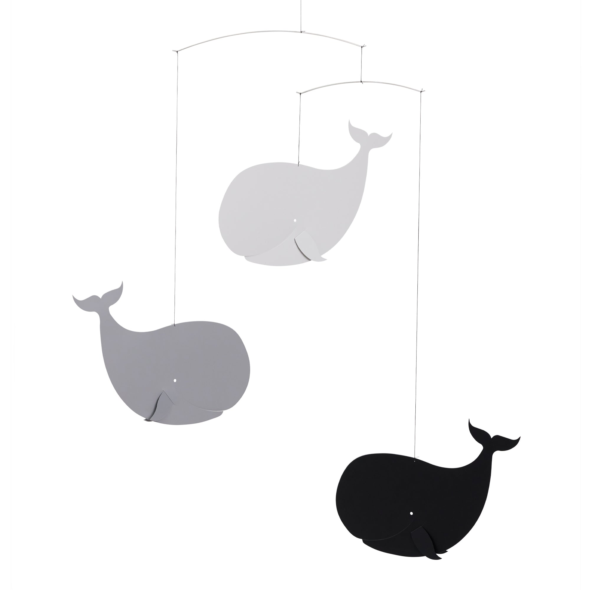 Flensted Mobiles（フレンステッド・モビール）は、1953年創業のデンマーク発・モビール専門ブランド。北欧デザインの文脈に立脚し、造形・質量配分・回転慣性を最適化して、わずかな気流でも自律的に表情を変える構成美を追求します。各パーツは重心とトルクの釣り合いを精密に設計し、静止と運動のあいだを往還する“動く彫刻”として空間に時間軸を付与。代表作「Lucky Storks」から幾何学、鳥類、気球まで多彩で、紙・ステンレス・木材の軽量構造は施工負荷が小さく、住宅・商業・ホスピタリティ・キッズ空間に適合します。現在もデンマーク国内で手作業組立・品質管理を徹底し、視覚ノイズを抑えた運動リズムが集中・鎮静・遊び心をもたらします。北欧インテリアの天井飾りや吊り下げモビールとして、リビング・子供部屋・出産祝いギフトに最適なデンマーク製の正規品です。