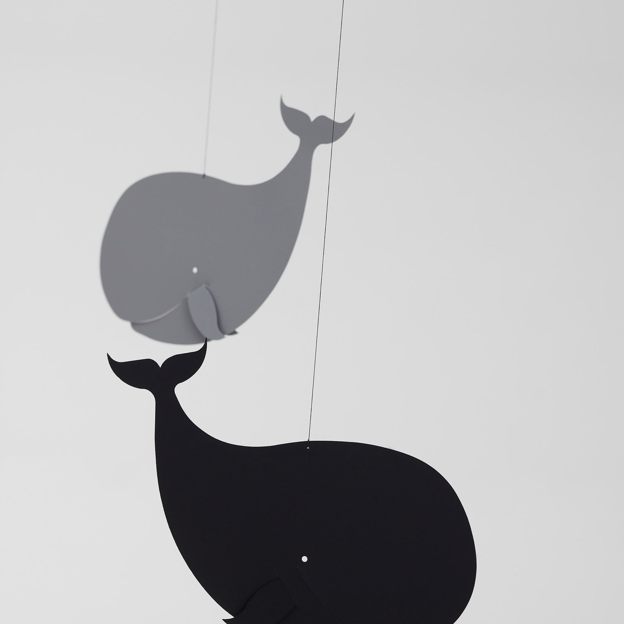 Flensted Mobiles（フレンステッド・モビール）は、1953年創業のデンマーク発・モビール専門ブランド。北欧デザインの文脈に立脚し、造形・質量配分・回転慣性を最適化して、わずかな気流でも自律的に表情を変える構成美を追求します。各パーツは重心とトルクの釣り合いを精密に設計し、静止と運動のあいだを往還する“動く彫刻”として空間に時間軸を付与。代表作「Lucky Storks」から幾何学、鳥類、気球まで多彩で、紙・ステンレス・木材の軽量構造は施工負荷が小さく、住宅・商業・ホスピタリティ・キッズ空間に適合します。現在もデンマーク国内で手作業組立・品質管理を徹底し、視覚ノイズを抑えた運動リズムが集中・鎮静・遊び心をもたらします。北欧インテリアの天井飾りや吊り下げモビールとして、リビング・子供部屋・出産祝いギフトに最適なデンマーク製の正規品です。