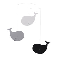 Flensted Mobiles（フレンステッド・モビール）は、1953年創業のデンマーク発・モビール専門ブランド。北欧デザインの文脈に立脚し、造形・質量配分・回転慣性を最適化して、わずかな気流でも自律的に表情を変える構成美を追求します。各パーツは重心とトルクの釣り合いを精密に設計し、静止と運動のあいだを往還する“動く彫刻”として空間に時間軸を付与。代表作「Lucky Storks」から幾何学、鳥類、気球まで多彩で、紙・ステンレス・木材の軽量構造は施工負荷が小さく、住宅・商業・ホスピタリティ・キッズ空間に適合します。現在もデンマーク国内で手作業組立・品質管理を徹底し、視覚ノイズを抑えた運動リズムが集中・鎮静・遊び心をもたらします。北欧インテリアの天井飾りや吊り下げモビールとして、リビング・子供部屋・出産祝いギフトに最適なデンマーク製の正規品です。