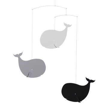 Flensted Hanging Art（フレンステッド・ハンギングアート）は、1954年にデンマークで誕生した北欧モビールの老舗ブランドです。創業者クリスチャン・フレンステッドと妻グレーテが自宅で最初のモビールを作ったことから始まり、現在も家族経営のもと、すべて手作業で丁寧に製作されています。風や空気の流れで繊細に揺れるモビールは、リビングや寝室、子供部屋、玄関、オフィスなど、さまざまな空間に静けさと調和をもたらします。北欧インテリアやモダンアートと調和するシンプルで洗練されたデザインは、出産祝いや引越し祝い、誕生日などのギフトにも最適。2024年にはブランド名を「Flensted mobiles」から「Flensted Hanging Art」へ刷新し、アート性とハンドメイドの温もりをそのままに、より現代的な世界観を発信しています。癒しの空間演出を求める方におすすめのインテリアアートです。