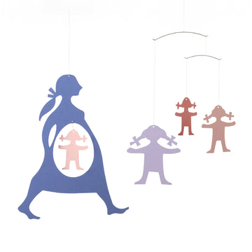 Flensted Hanging Art（フレンステッド・ハンギングアート）は、1954年にデンマークで誕生した北欧モビールの老舗ブランドです。創業者クリスチャン・フレンステッドと妻グレーテが自宅で最初のモビールを作ったことから始まり、現在も家族経営のもと、すべて手作業で丁寧に製作されています。風や空気の流れで繊細に揺れるモビールは、リビングや寝室、子供部屋、玄関、オフィスなど、さまざまな空間に静けさと調和をもたらします。北欧インテリアやモダンアートと調和するシンプルで洗練されたデザインは、出産祝いや引越し祝い、誕生日などのギフトにも最適。2024年にはブランド名を「Flensted mobiles」から「Flensted Hanging Art」へ刷新し、アート性とハンドメイドの温もりをそのままに、より現代的な世界観を発信しています。癒しの空間演出を求める方におすすめのインテリアアートです。