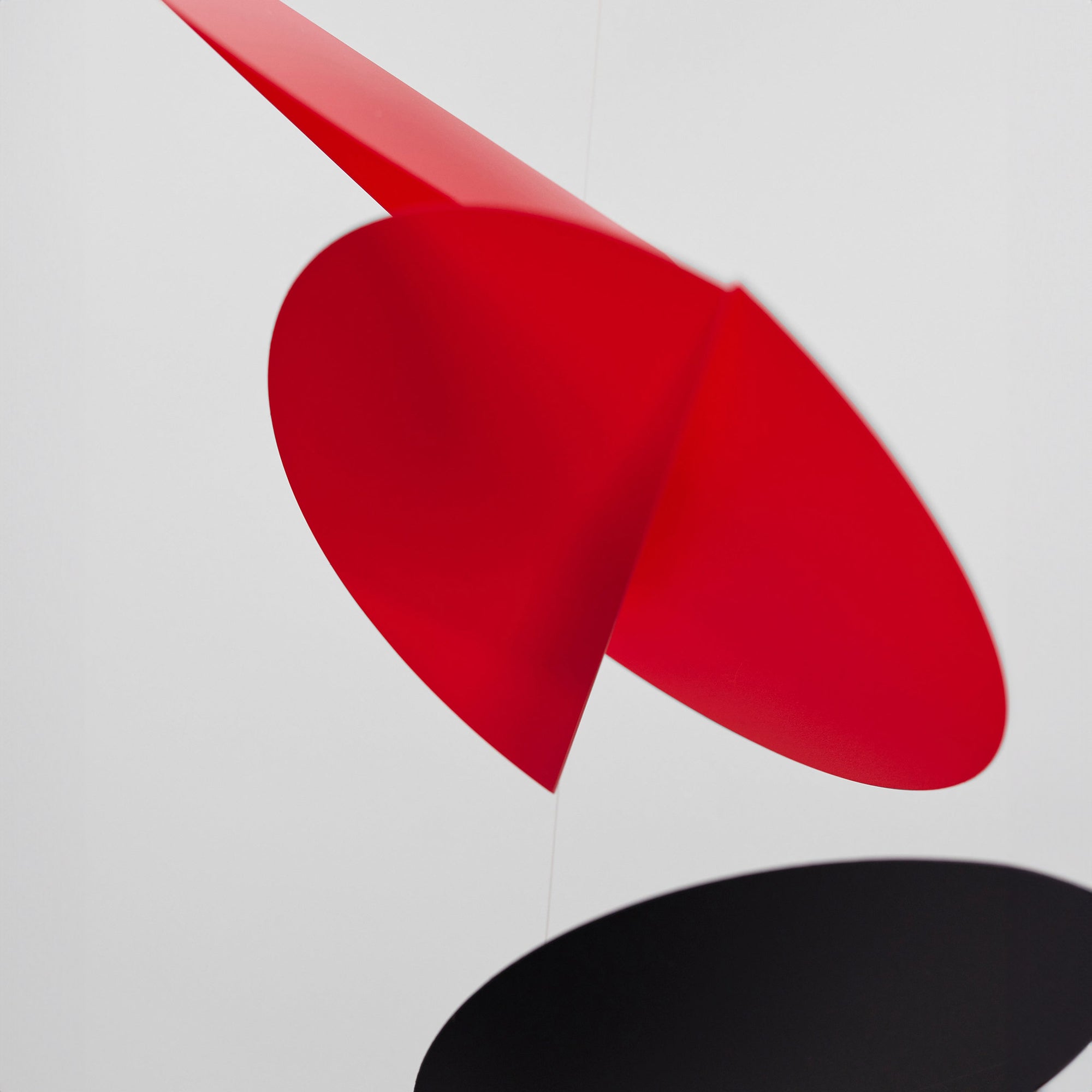 Flensted Mobiles（フレンステッド・モビール）は、1953年創業のデンマーク発・モビール専門ブランド。北欧デザインの文脈に立脚し、造形・質量配分・回転慣性を最適化して、わずかな気流でも自律的に表情を変える構成美を追求します。各パーツは重心とトルクの釣り合いを精密に設計し、静止と運動のあいだを往還する“動く彫刻”として空間に時間軸を付与。代表作「Lucky Storks」から幾何学、鳥類、気球まで多彩で、紙・ステンレス・木材の軽量構造は施工負荷が小さく、住宅・商業・ホスピタリティ・キッズ空間に適合します。現在もデンマーク国内で手作業組立・品質管理を徹底し、視覚ノイズを抑えた運動リズムが集中・鎮静・遊び心をもたらします。北欧インテリアの天井飾りや吊り下げモビールとして、リビング・子供部屋・出産祝いギフトに最適なデンマーク製の正規品です。