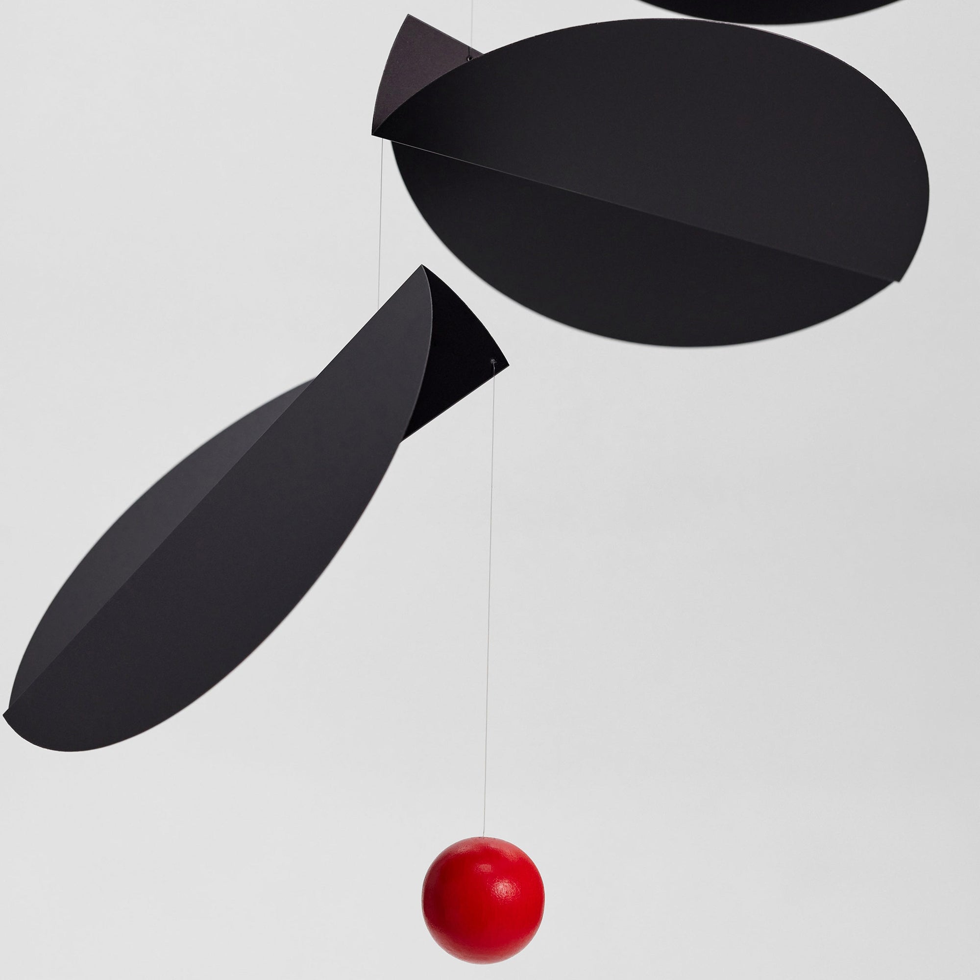 Flensted Mobiles（フレンステッド・モビール）は、1953年創業のデンマーク発・モビール専門ブランド。北欧デザインの文脈に立脚し、造形・質量配分・回転慣性を最適化して、わずかな気流でも自律的に表情を変える構成美を追求します。各パーツは重心とトルクの釣り合いを精密に設計し、静止と運動のあいだを往還する“動く彫刻”として空間に時間軸を付与。代表作「Lucky Storks」から幾何学、鳥類、気球まで多彩で、紙・ステンレス・木材の軽量構造は施工負荷が小さく、住宅・商業・ホスピタリティ・キッズ空間に適合します。現在もデンマーク国内で手作業組立・品質管理を徹底し、視覚ノイズを抑えた運動リズムが集中・鎮静・遊び心をもたらします。北欧インテリアの天井飾りや吊り下げモビールとして、リビング・子供部屋・出産祝いギフトに最適なデンマーク製の正規品です。