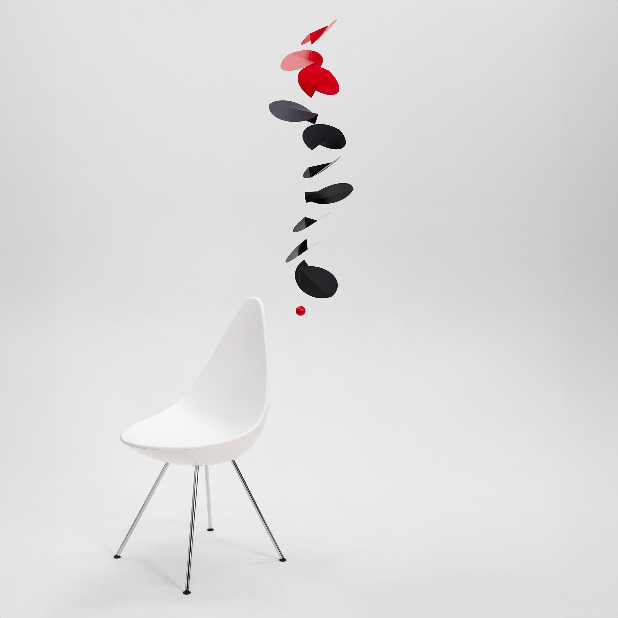 Flensted Mobiles（フレンステッド・モビール）は、1953年創業のデンマーク発・モビール専門ブランド。北欧デザインの文脈に立脚し、造形・質量配分・回転慣性を最適化して、わずかな気流でも自律的に表情を変える構成美を追求します。各パーツは重心とトルクの釣り合いを精密に設計し、静止と運動のあいだを往還する“動く彫刻”として空間に時間軸を付与。代表作「Lucky Storks」から幾何学、鳥類、気球まで多彩で、紙・ステンレス・木材の軽量構造は施工負荷が小さく、住宅・商業・ホスピタリティ・キッズ空間に適合します。現在もデンマーク国内で手作業組立・品質管理を徹底し、視覚ノイズを抑えた運動リズムが集中・鎮静・遊び心をもたらします。北欧インテリアの天井飾りや吊り下げモビールとして、リビング・子供部屋・出産祝いギフトに最適なデンマーク製の正規品です。