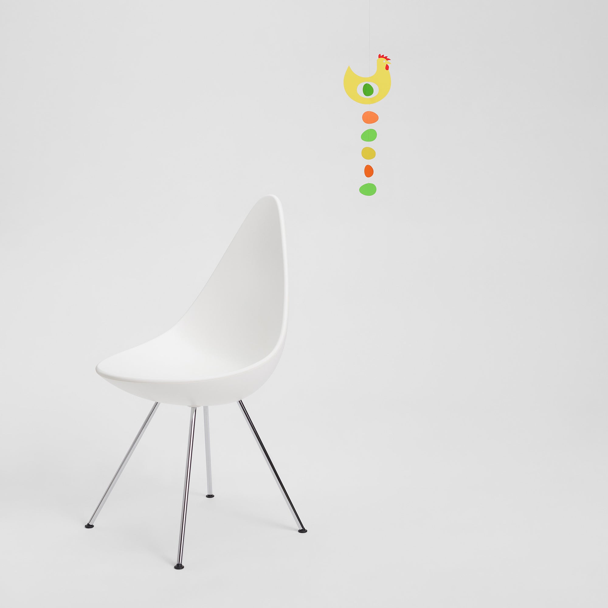 Flensted Mobiles（フレンステッド・モビール）は、1953年創業のデンマーク発・モビール専門ブランド。北欧デザインの文脈に立脚し、造形・質量配分・回転慣性を最適化して、わずかな気流でも自律的に表情を変える構成美を追求します。各パーツは重心とトルクの釣り合いを精密に設計し、静止と運動のあいだを往還する“動く彫刻”として空間に時間軸を付与。代表作「Lucky Storks」から幾何学、鳥類、気球まで多彩で、紙・ステンレス・木材の軽量構造は施工負荷が小さく、住宅・商業・ホスピタリティ・キッズ空間に適合します。現在もデンマーク国内で手作業組立・品質管理を徹底し、視覚ノイズを抑えた運動リズムが集中・鎮静・遊び心をもたらします。北欧インテリアの天井飾りや吊り下げモビールとして、リビング・子供部屋・出産祝いギフトに最適なデンマーク製の正規品です。